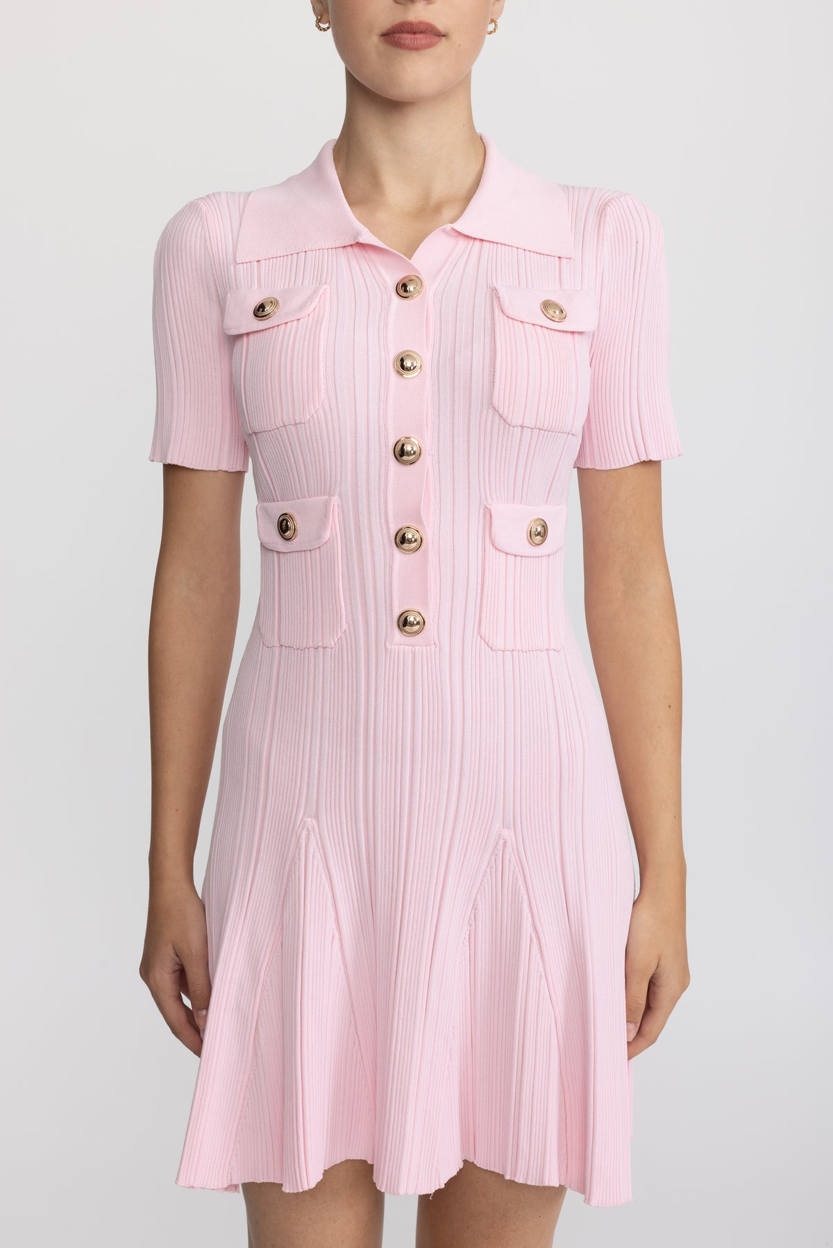 Robe mini en maille côtelée à col polo et boutons dorés - Rose 