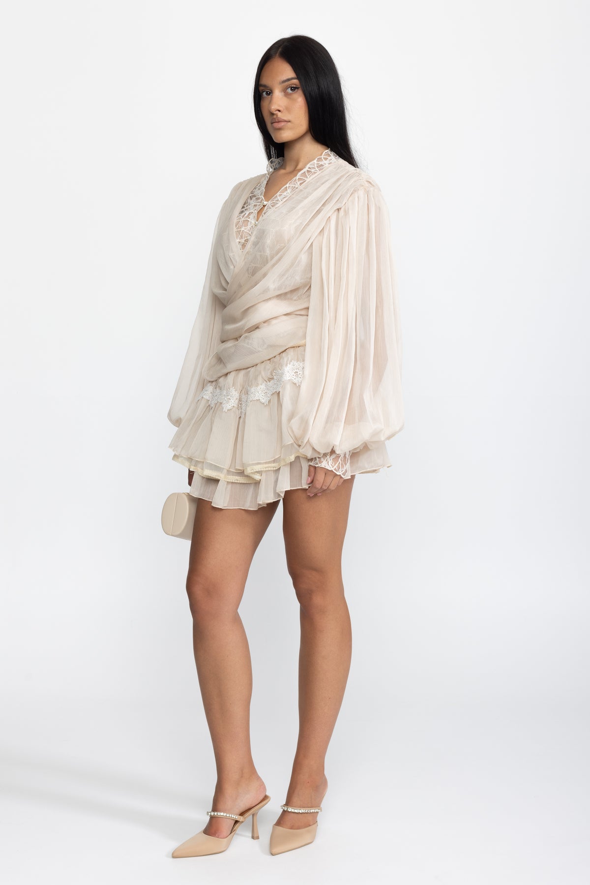 Ensemble coordonné blouse portefeuille en mousseline à empiècement en dentelle et mini-jupe à volants - Beige 