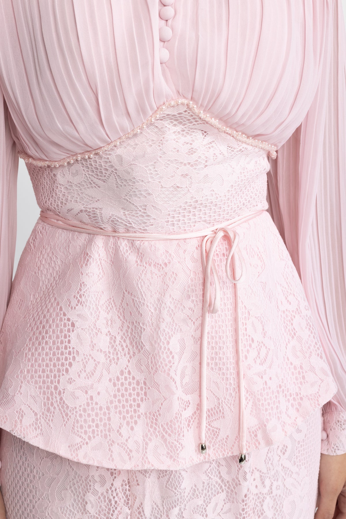 Ensemble coordonné blouse en chiffon plissé et jupe sirène en dentelle - rose 