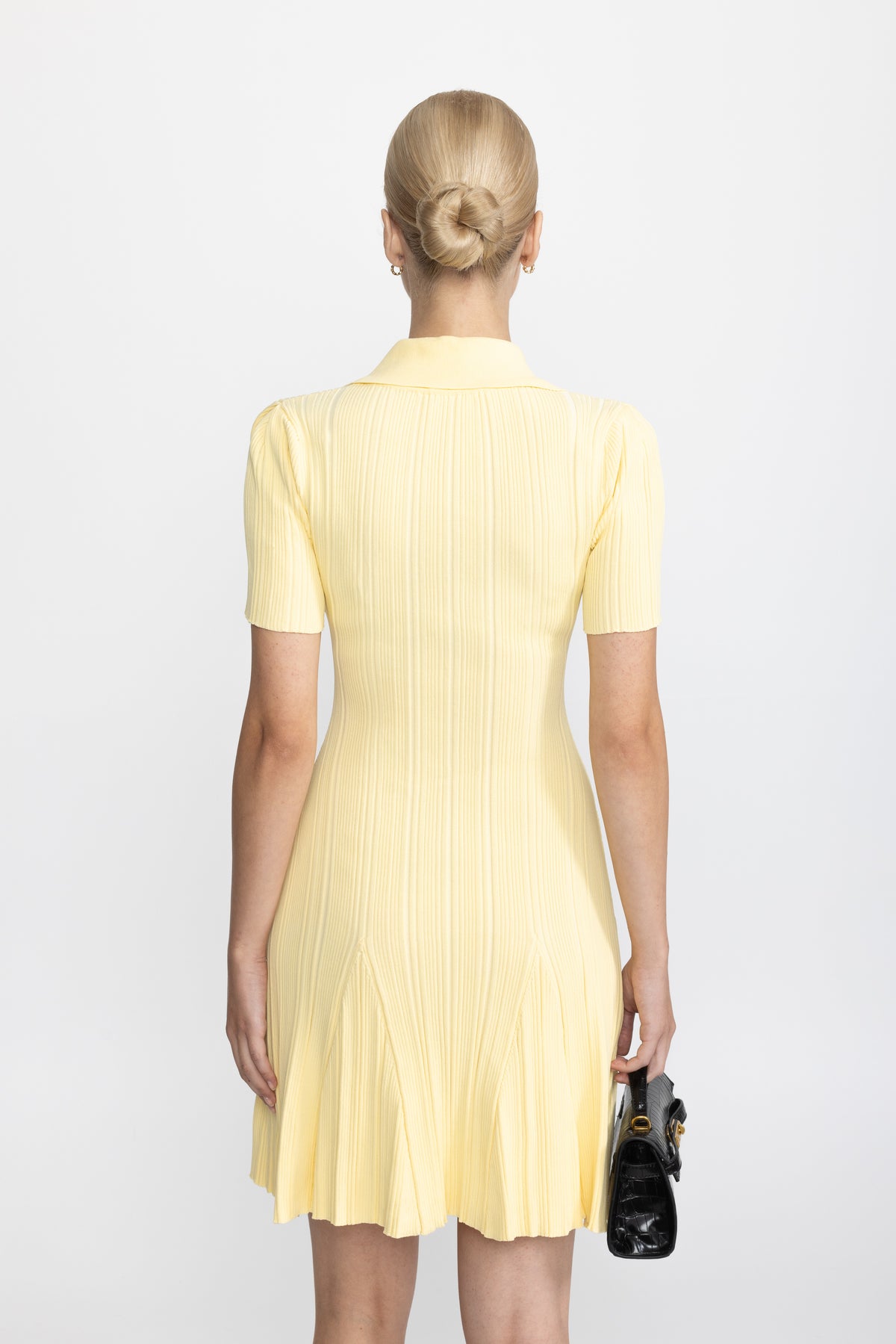 Robe mini en maille côtelée à col polo avec boutons dorés - Jaune 