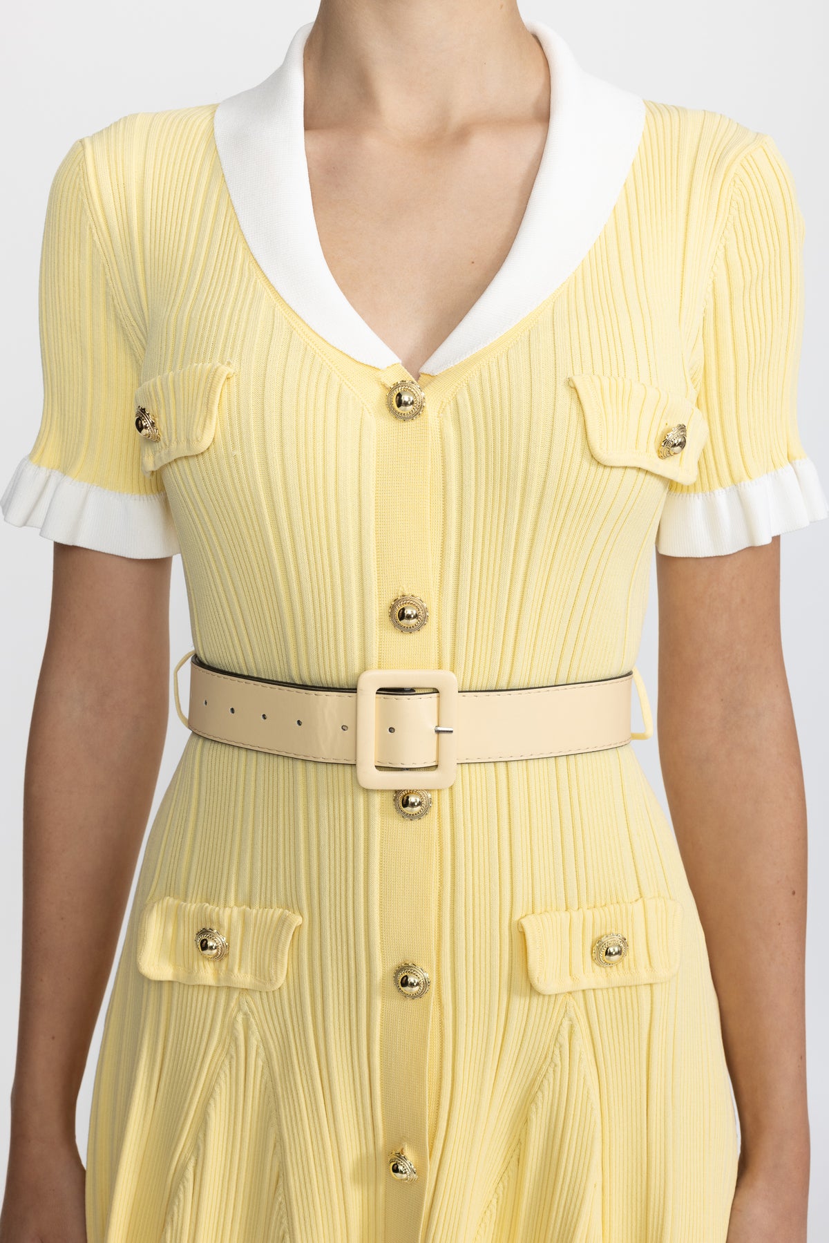 Robe mini ceinturée en maille côtelée à col contrastant - Jaune 