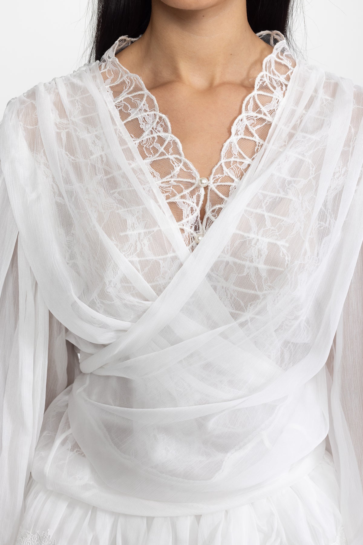 Ensemble coordonné blouse portefeuille en mousseline à empiècement en dentelle et mini-jupe à volants - Blanc 