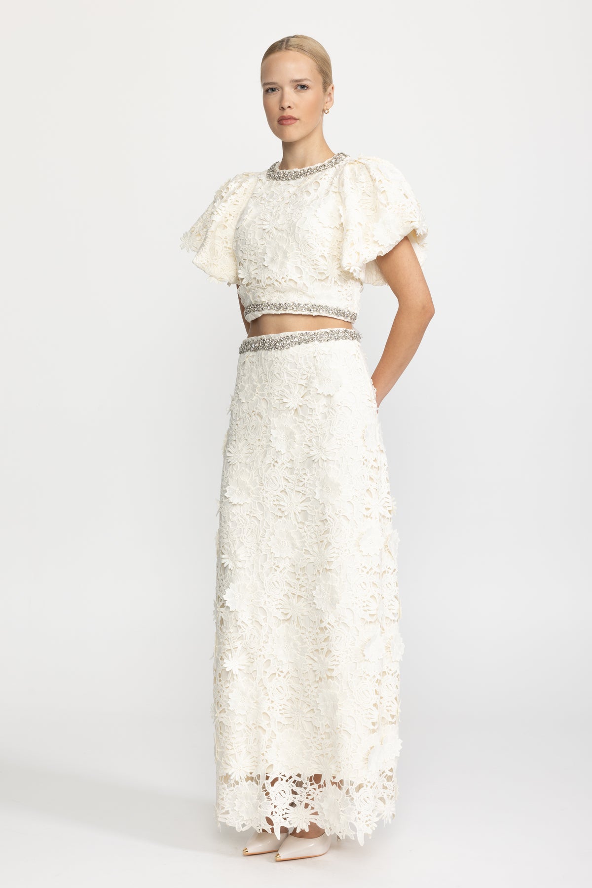 Ensemble coordonné crop top et jupe longue en dentelle guipure bordée de cristaux - Ivoire 