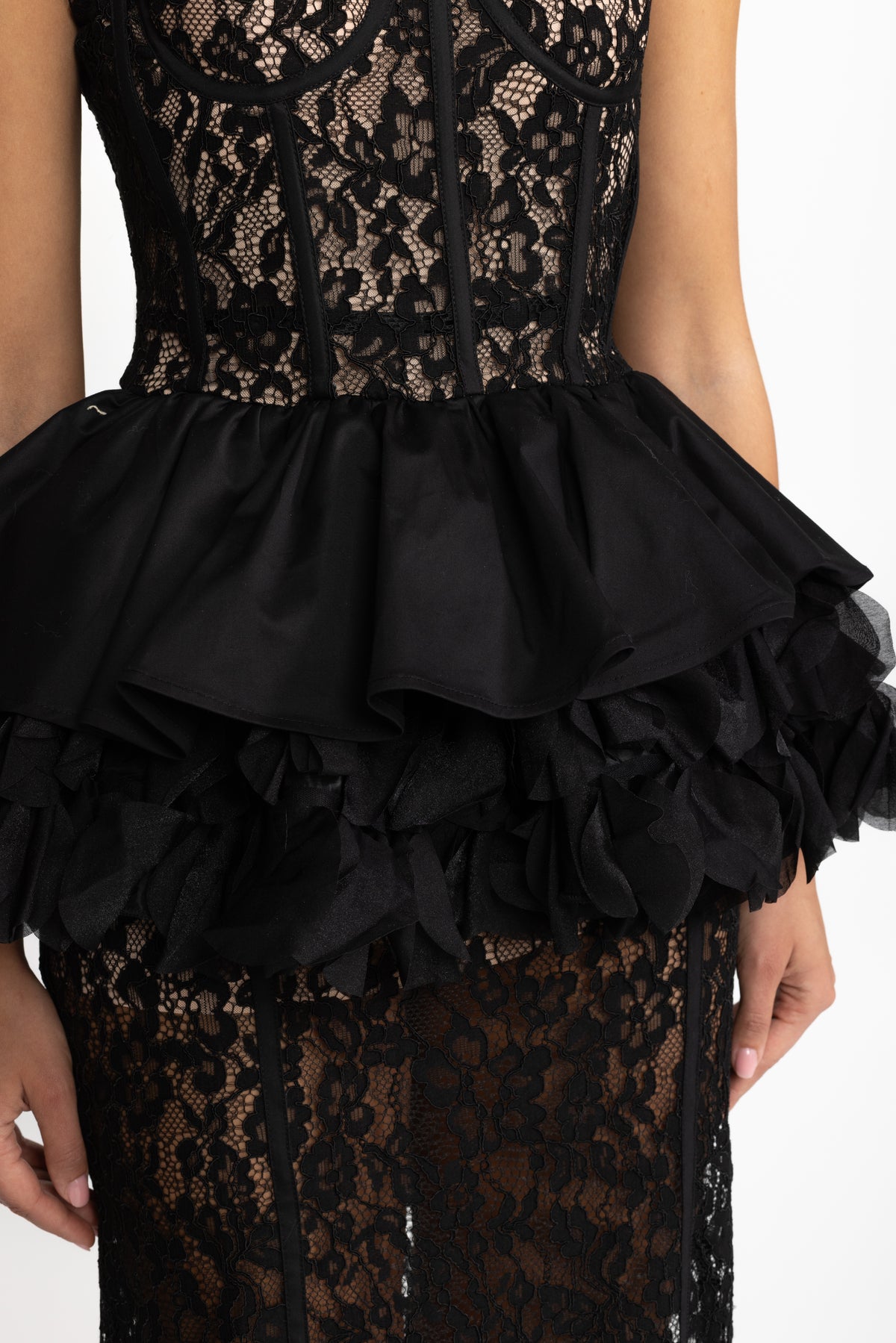 Robe longue à corset en dentelle, volants et basque - Noir 