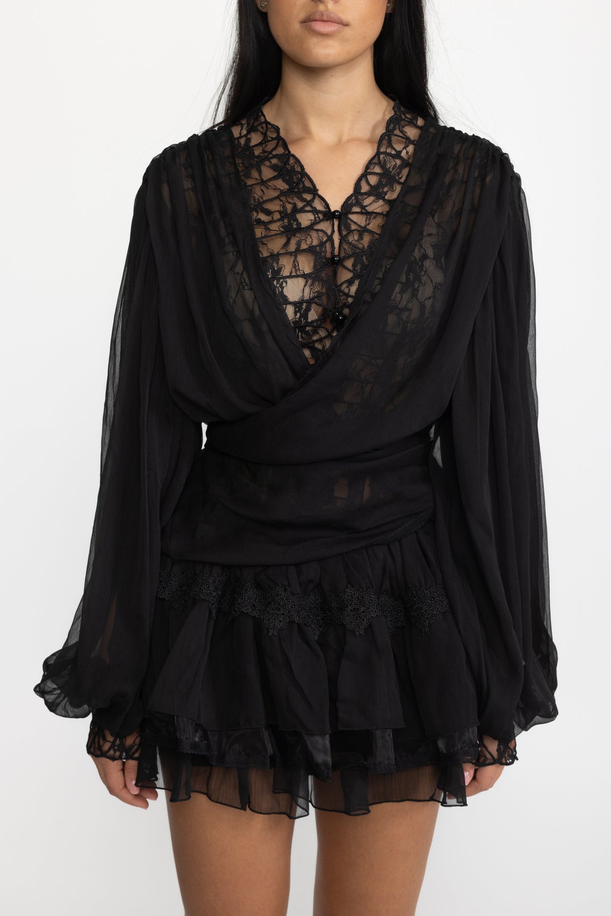 Ensemble coordonné blouse portefeuille en mousseline à empiècements de dentelle et mini-jupe à volants - Noir 