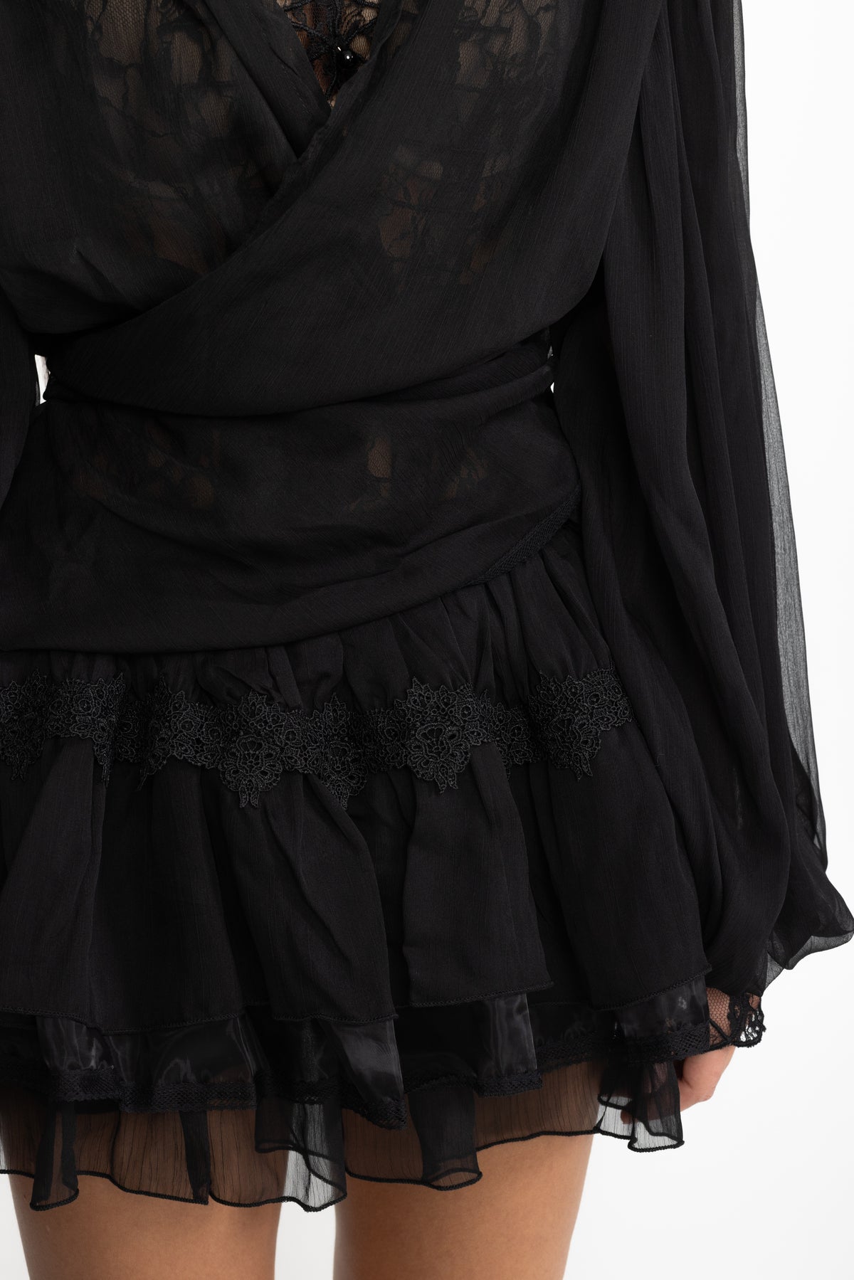 Ensemble coordonné blouse portefeuille en mousseline à empiècements de dentelle et mini-jupe à volants - Noir 