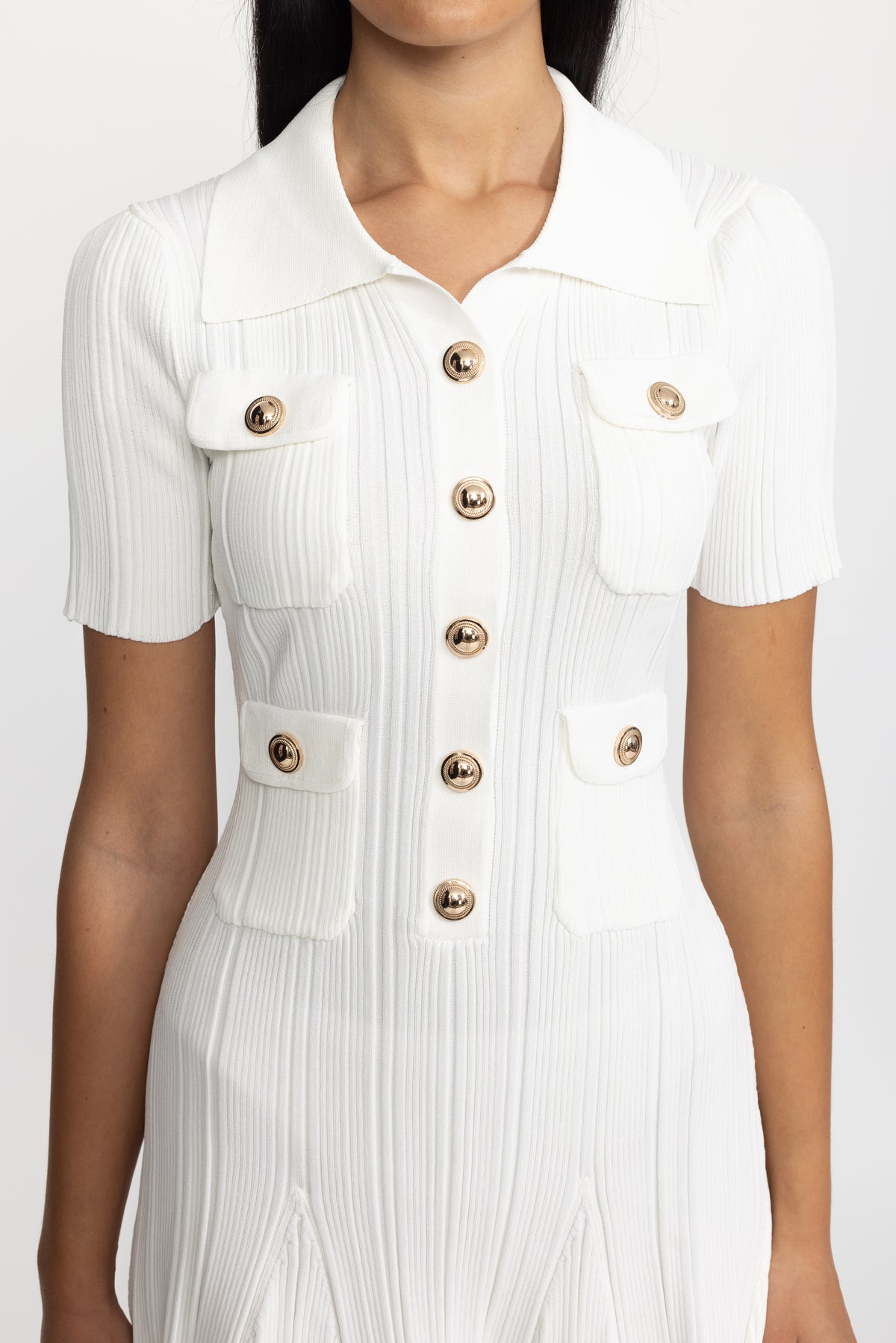 Mini-robe en maille côtelée à col polo et boutons dorés - Blanc 