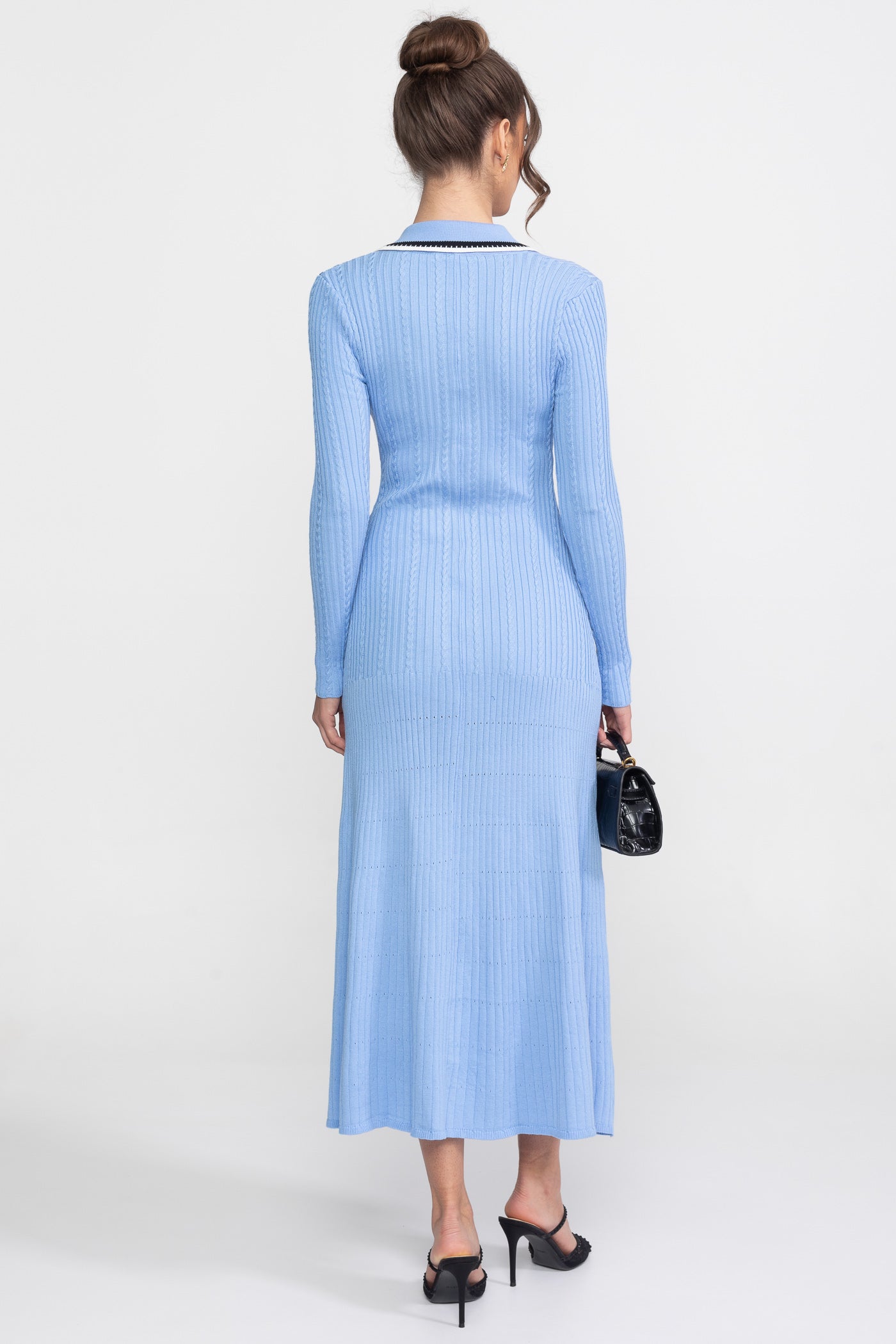 Robe mi-longue en maille à manches longues avec col polo et patch monogramme - Bleu 