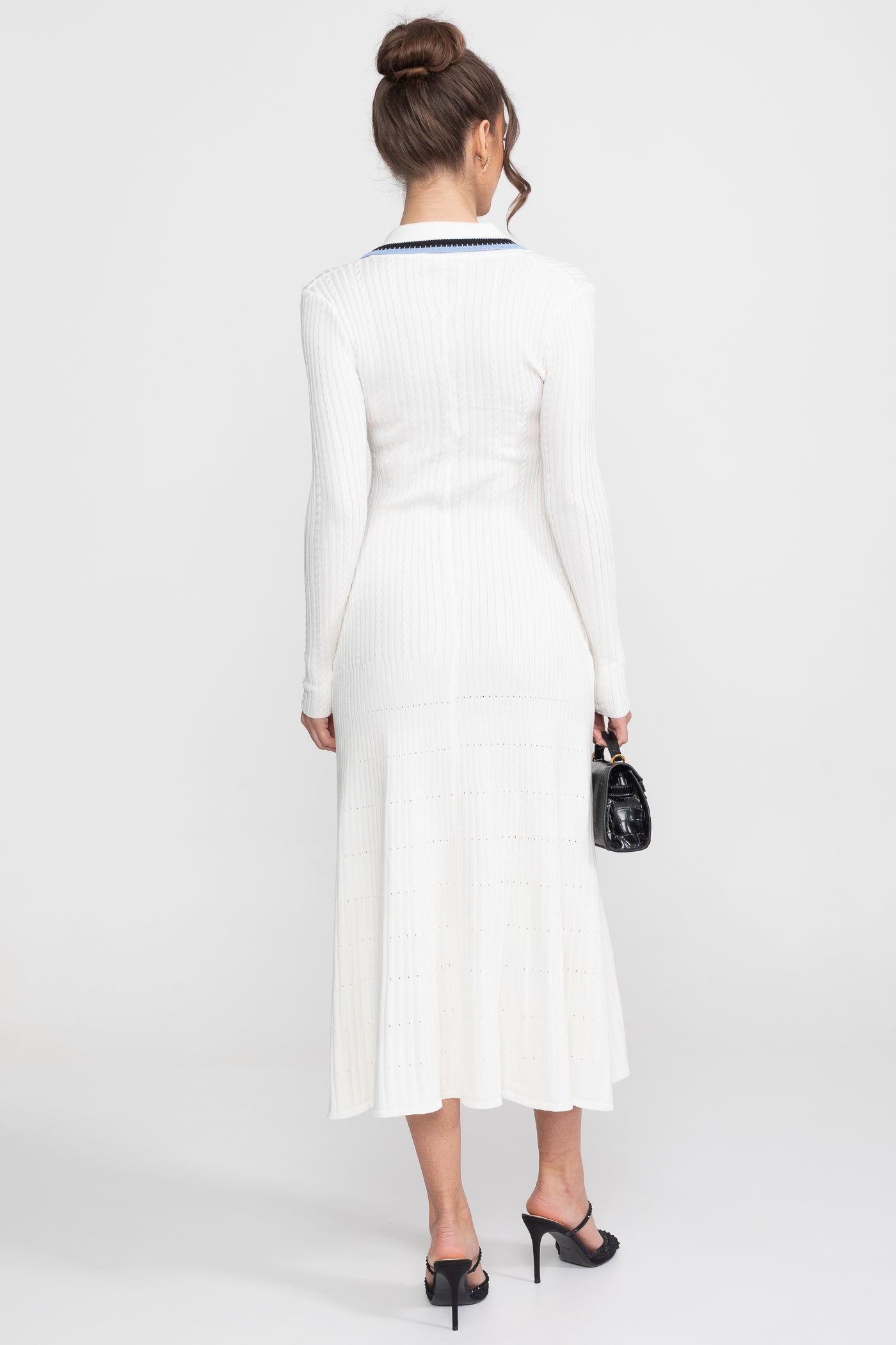 Robe midi en maille à manches longues avec col polo et patch monogramme - Blanc 