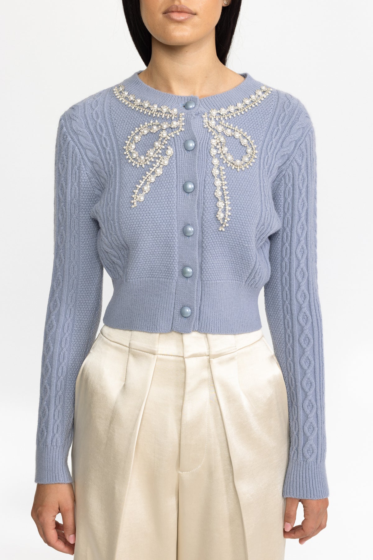 Cardigan en maille torsadée orné d’un nœud perlé - Bleu 