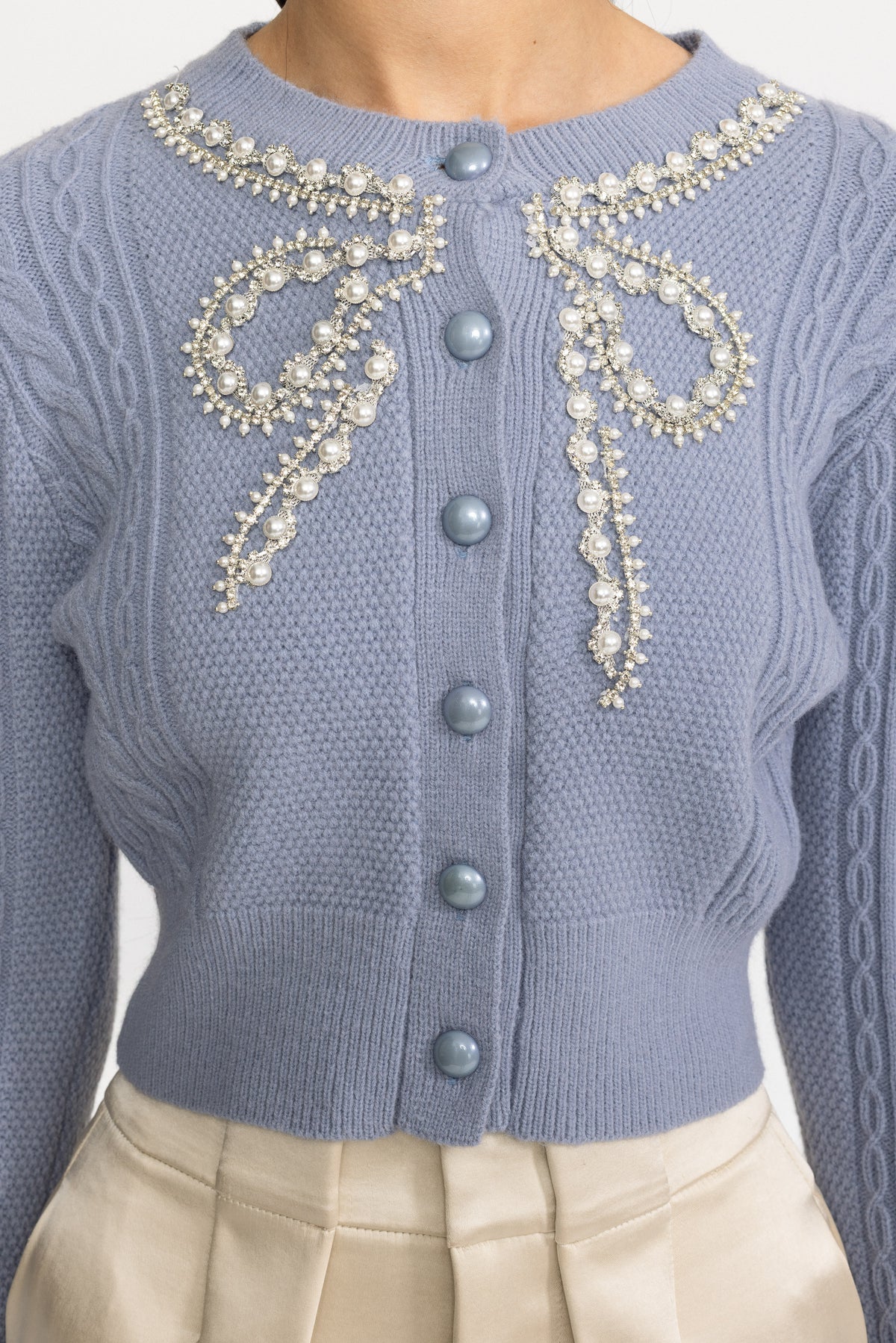 Cardigan en maille torsadée orné d’un nœud perlé - Bleu 