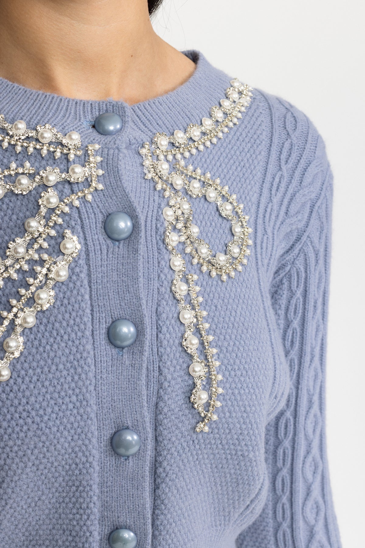Cardigan en maille torsadée orné d’un nœud perlé - Bleu 