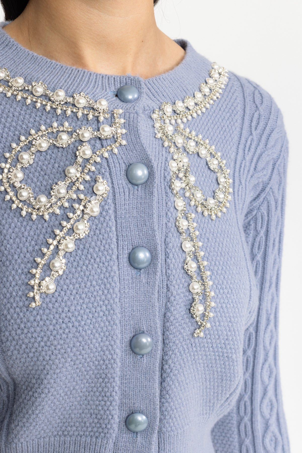 Cardigan en maille torsadée orné d’un nœud perlé - Bleu 
