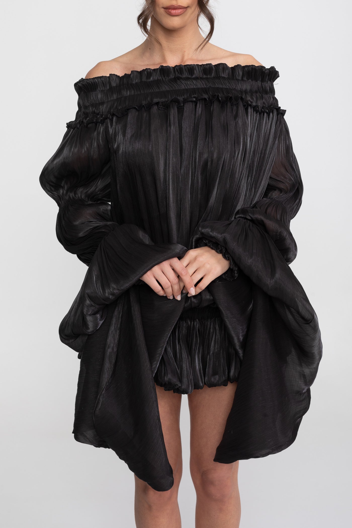 Robe mini à volants, épaules dénudées, avec manches drapées - Noir 