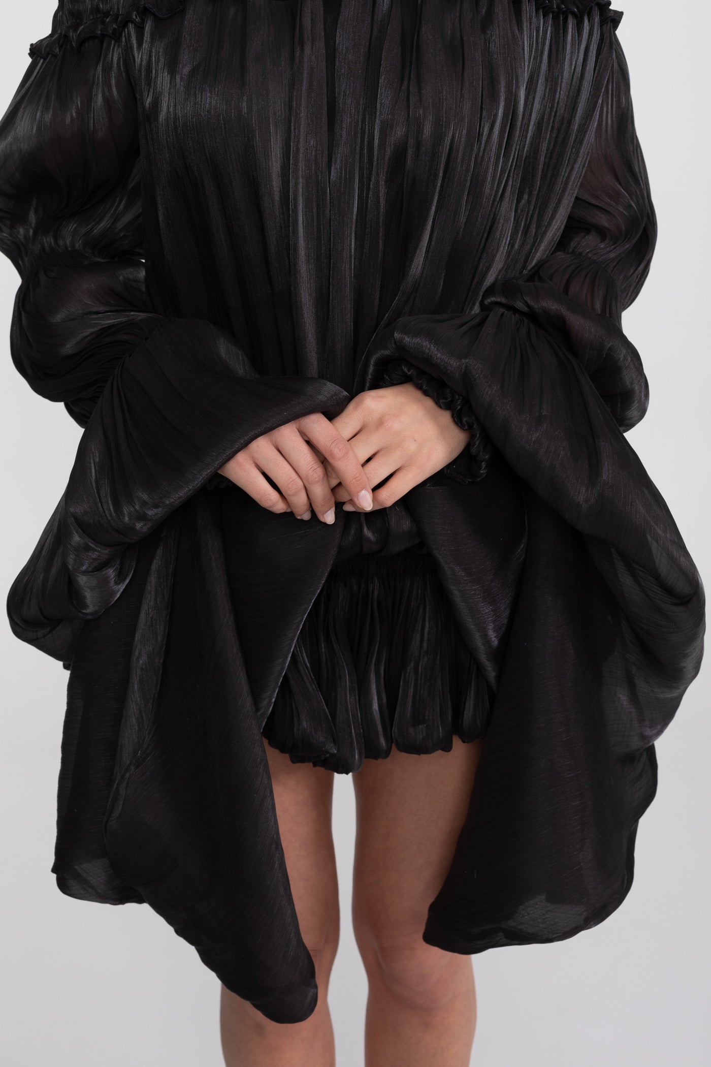 Robe mini à volants, épaules dénudées, avec manches drapées - Noir 