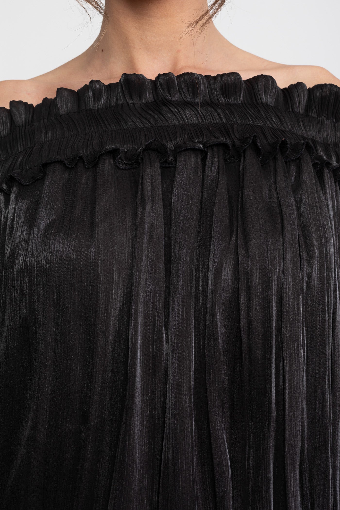 Robe mini à volants, épaules dénudées, avec manches drapées - Noir 