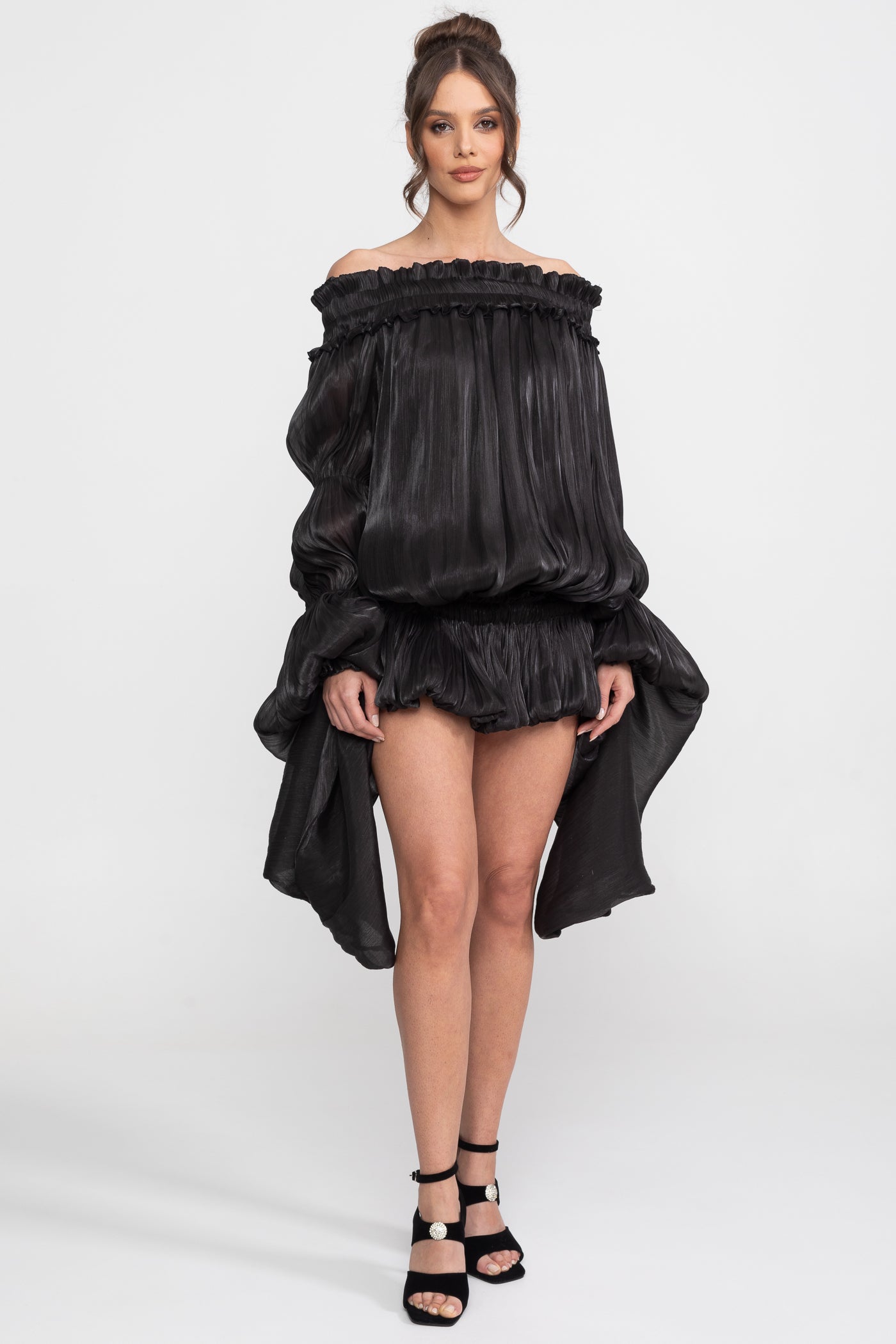 Robe mini à volants, épaules dénudées, avec manches drapées - Noir 