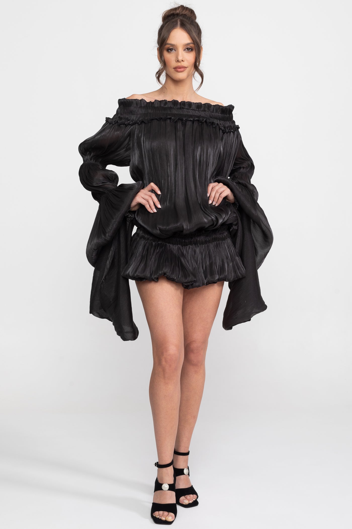 Robe mini à volants, épaules dénudées, avec manches drapées - Noir 