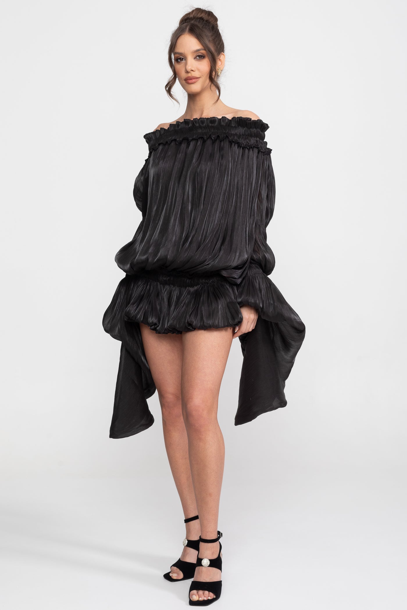 Robe mini à volants, épaules dénudées, avec manches drapées - Noir 