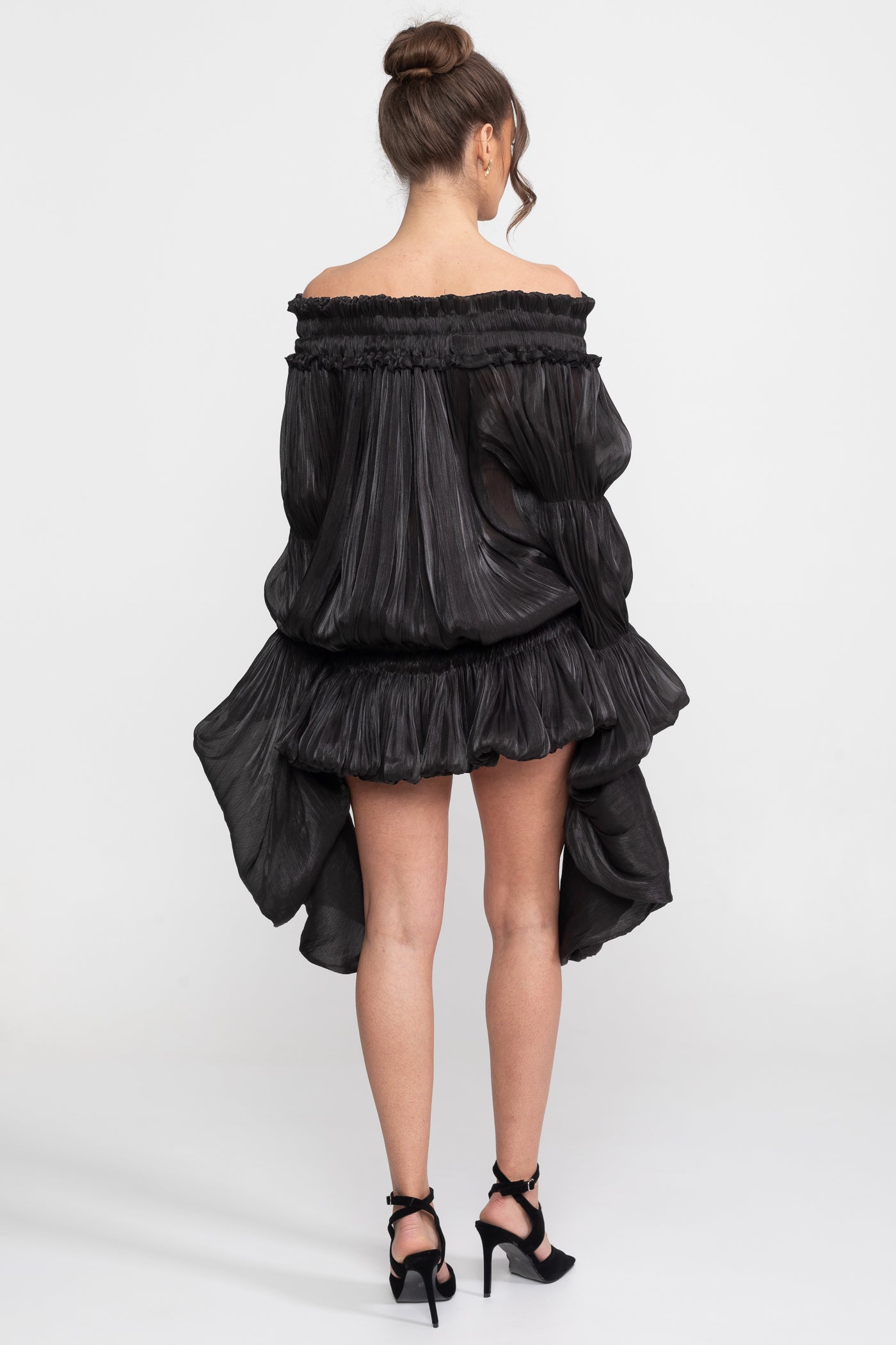 Robe mini à volants, épaules dénudées, avec manches drapées - Noir 