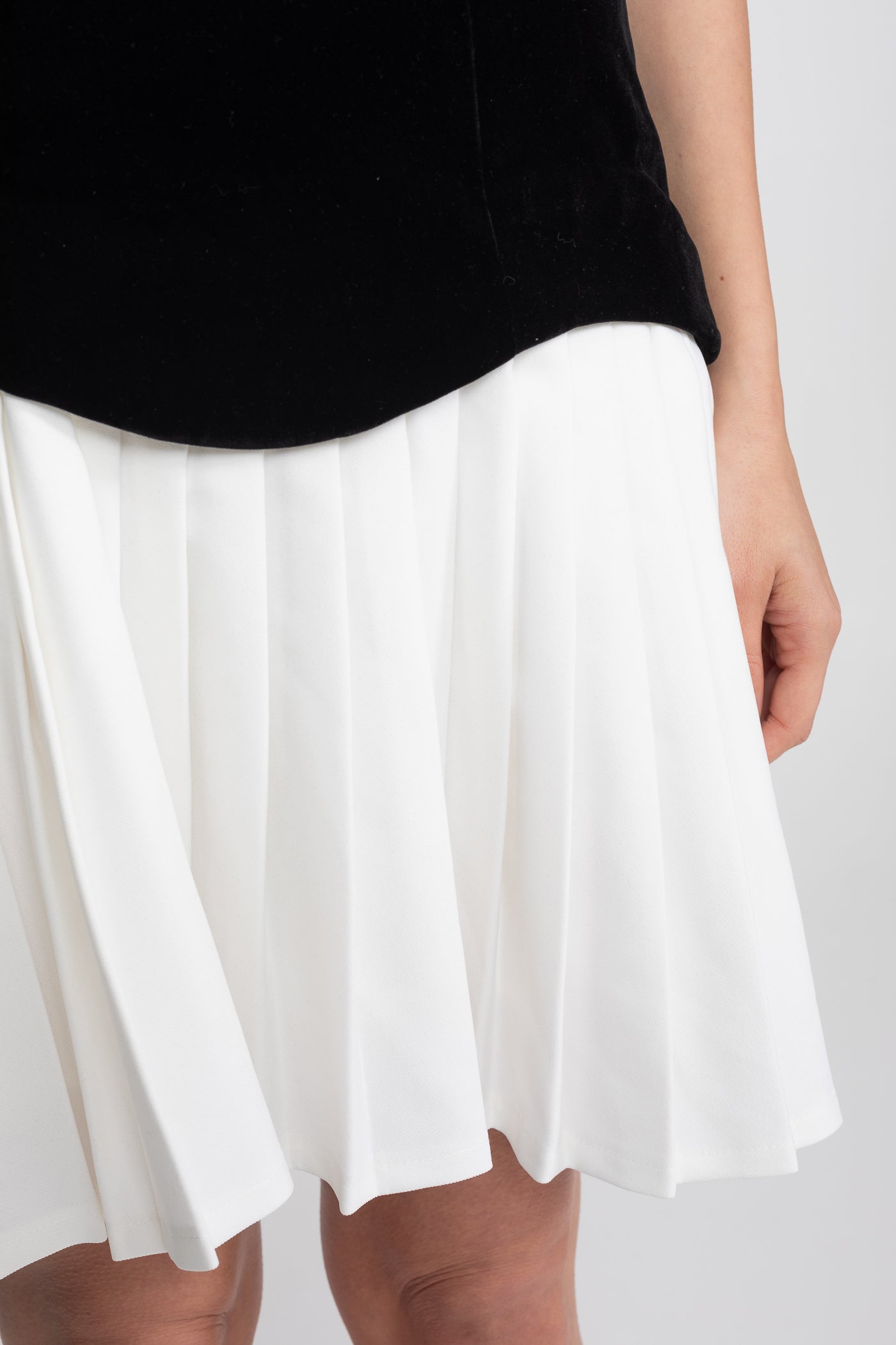 Robe mini en velours bustier avec jupe plissée contrastante - Noir 