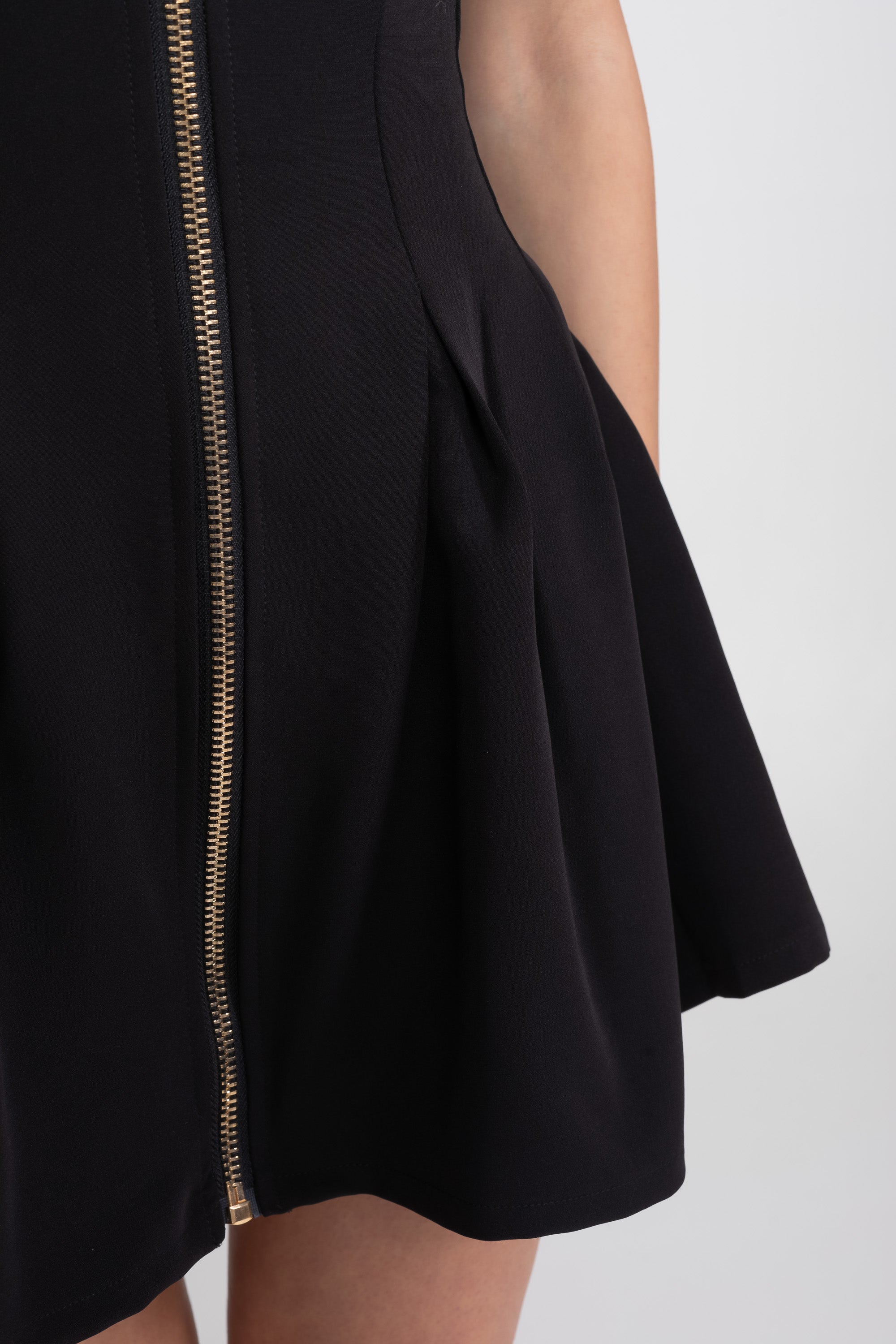 Robe mini sans manches avec fermeture éclair dorée sur le devant - Noir 