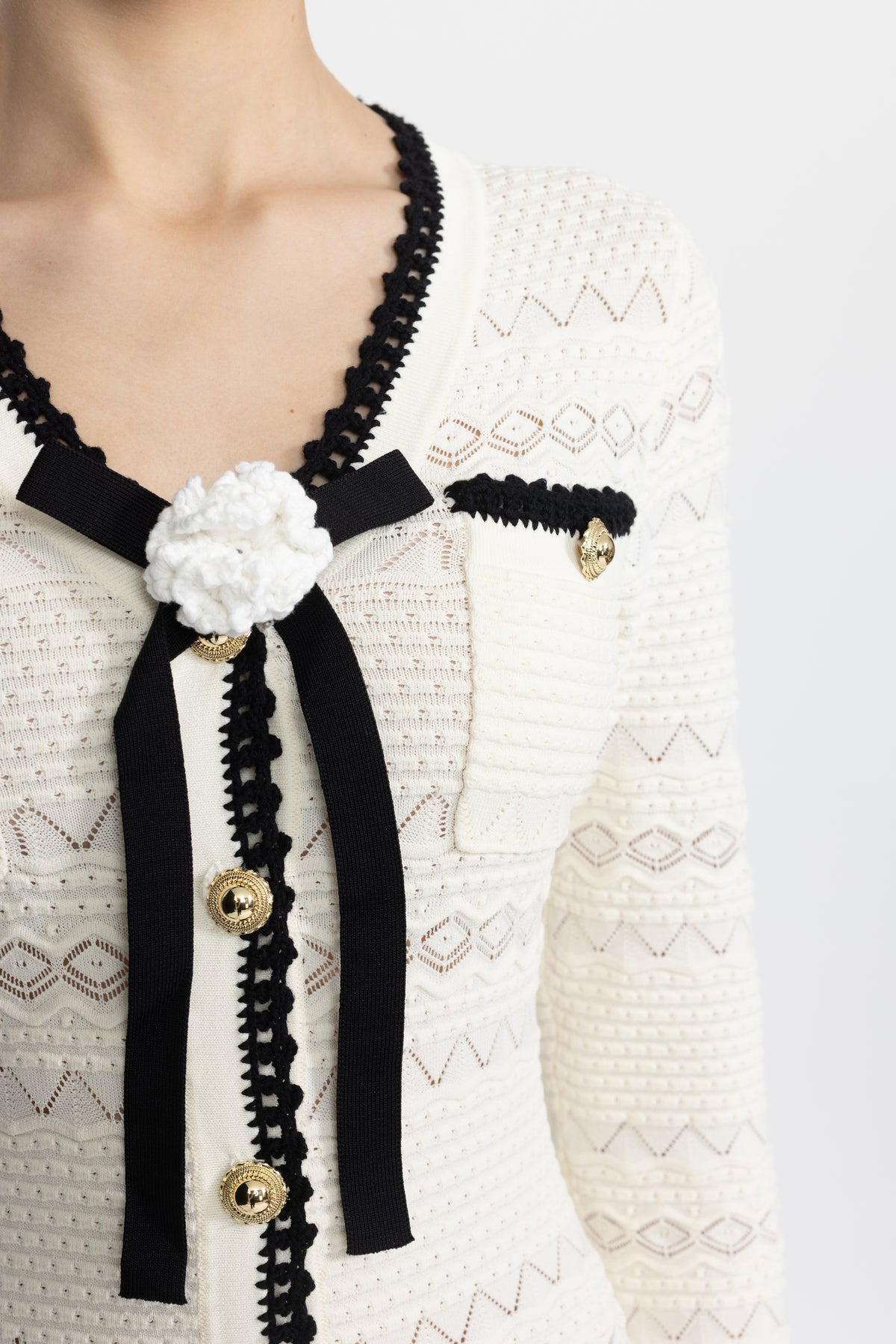 Robe midi en maille à boutons avec finitions au crochet et broche fleur - Ivoire 