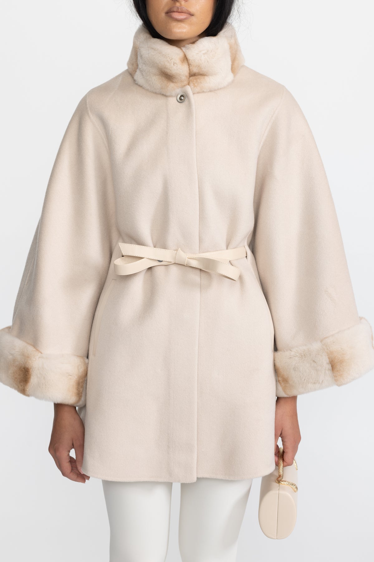 Cape-coat en laine ceinturé avec col et poignets en fourrure - Ivoire 