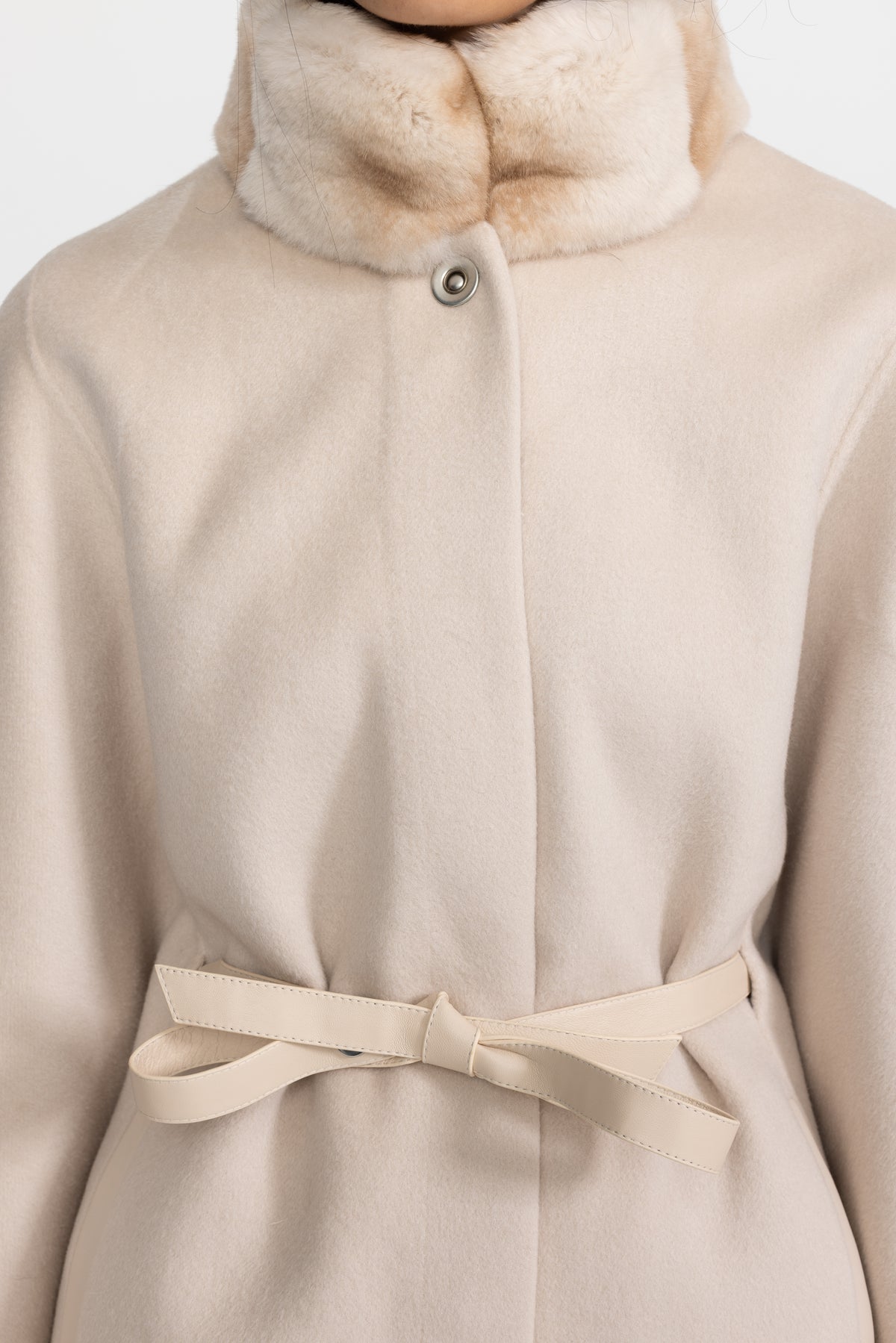 Cape-coat en laine ceinturé avec col et poignets en fourrure - Ivoire 