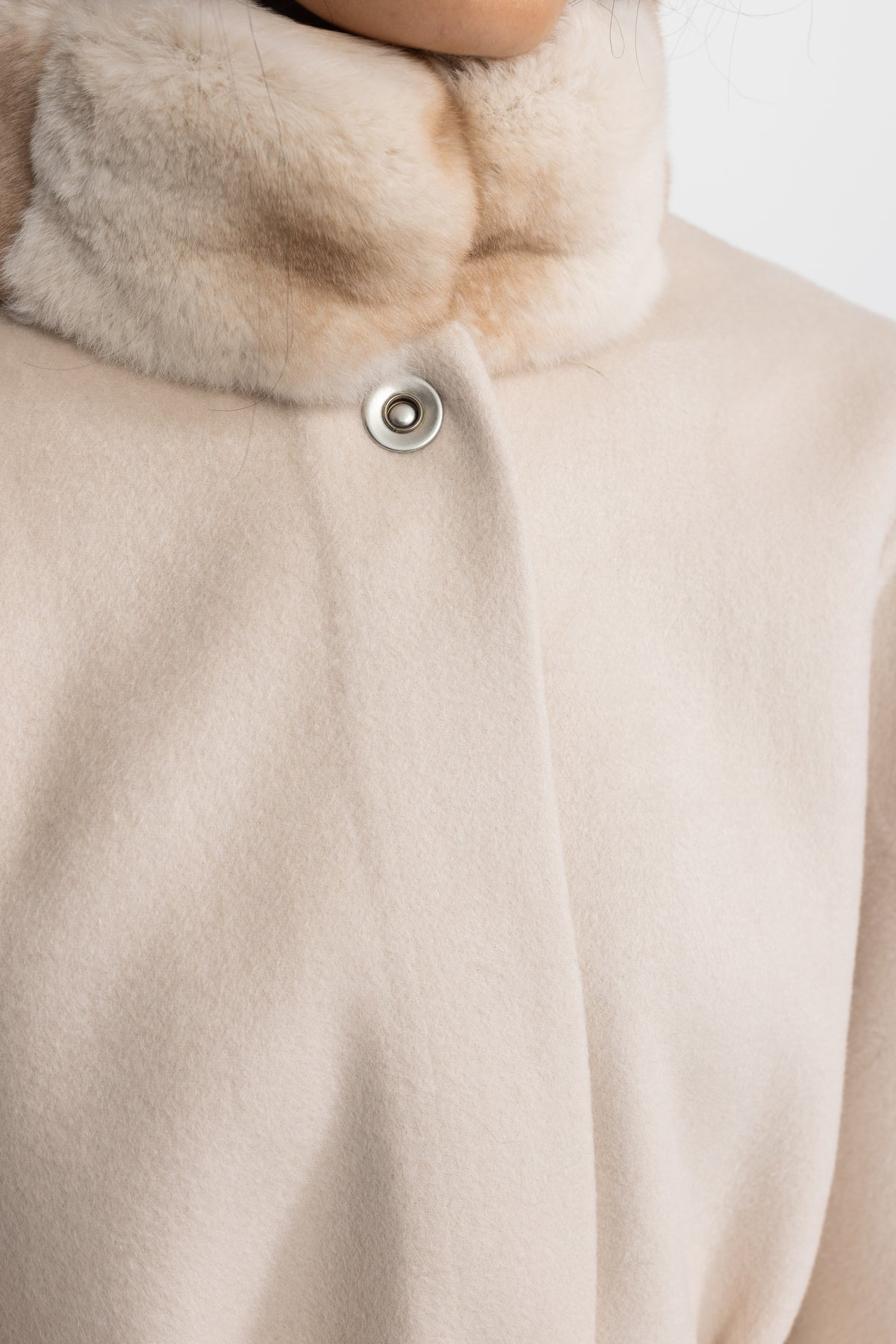 Cape-coat en laine ceinturé avec col et poignets en fourrure - Ivoire 