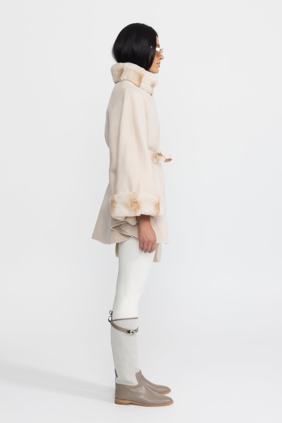 Cape-coat en laine ceinturé avec col et poignets en fourrure - Ivoire 