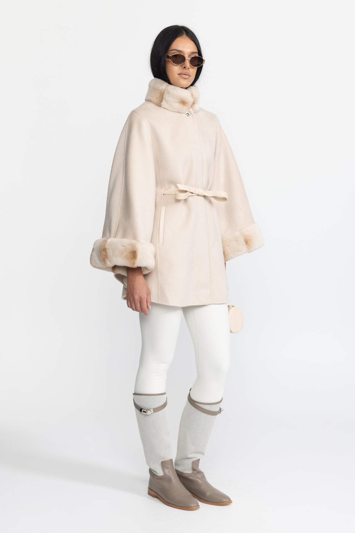 Cape-coat en laine ceinturé avec col et poignets en fourrure - Ivoire 