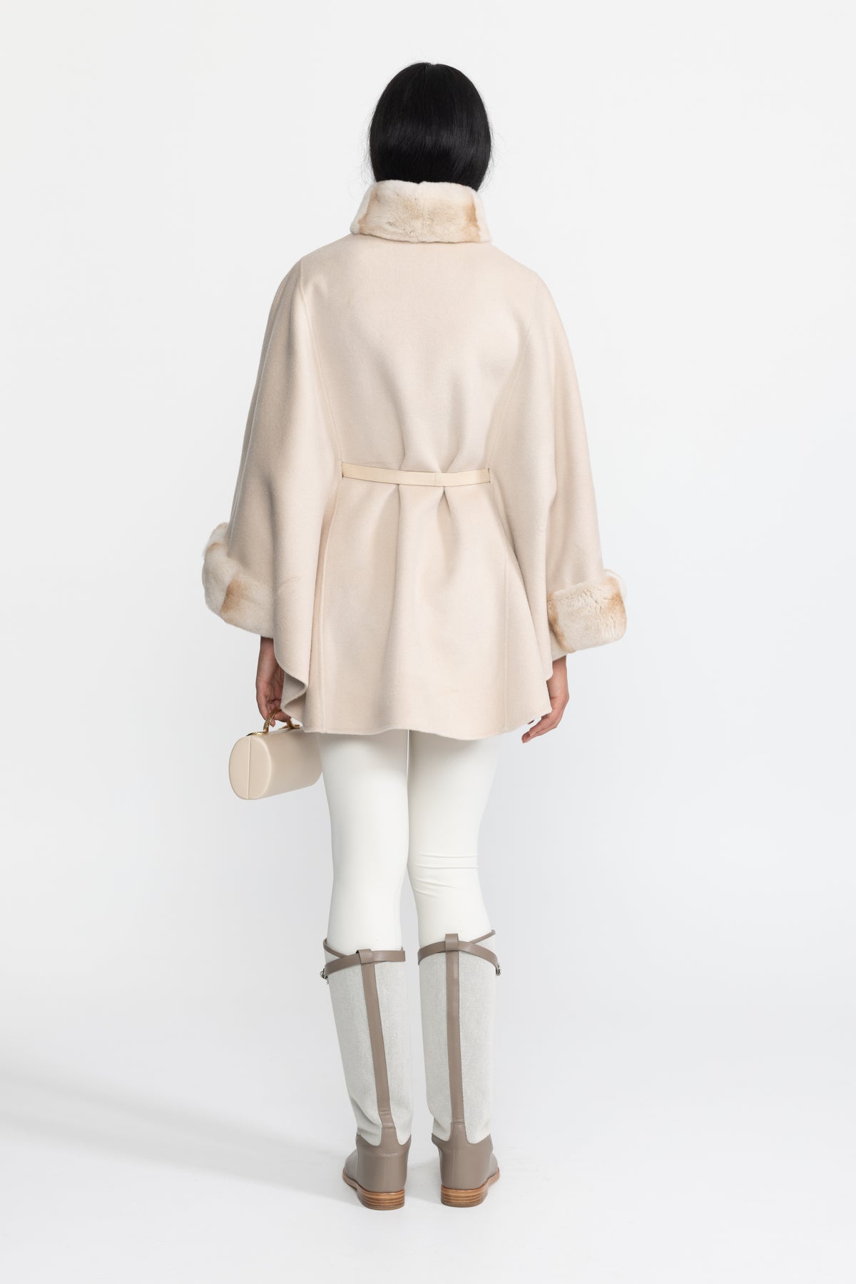 Cape-coat en laine ceinturé avec col et poignets en fourrure - Ivoire 