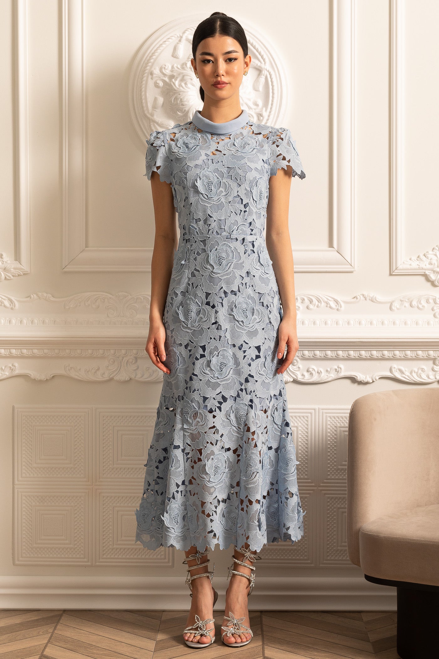 Floral Pattern Lace Dress With High Collar And Midi Skirt - Blue