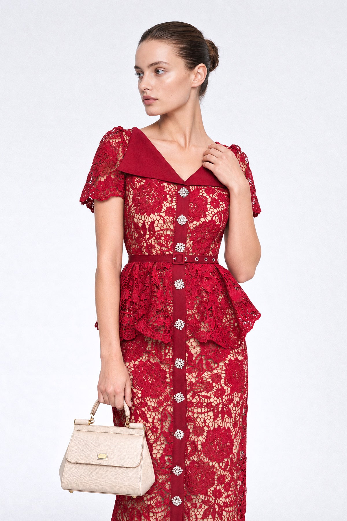 Robe midi peplum en dentelle à boutons cristal - Rouge 