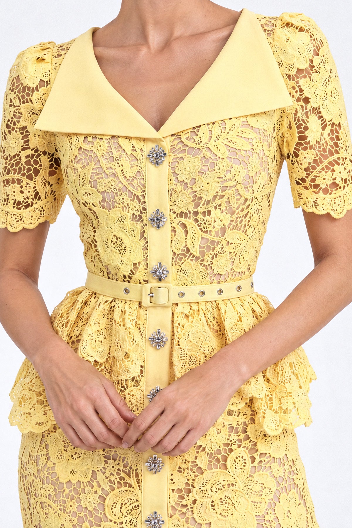 Robe midi peplum en dentelle à boutons en cristal - Jaune 