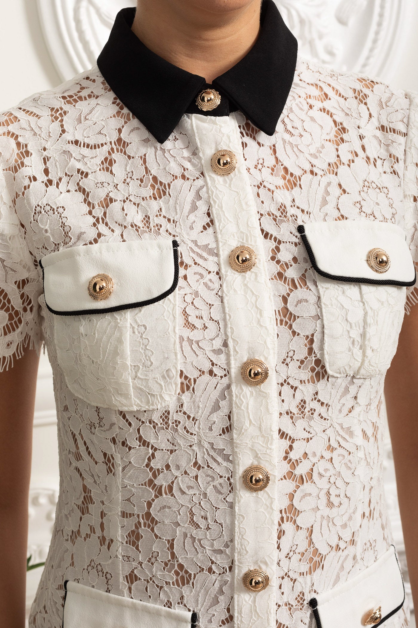 Robe Mini en Dentelle avec Col Noir Contrastant et Détails de Poche - Blanc 