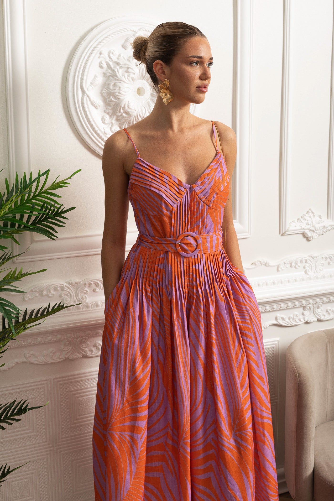 Robe midi plissée à buste ceinturé avec bretelles spaghetti - Rouge 