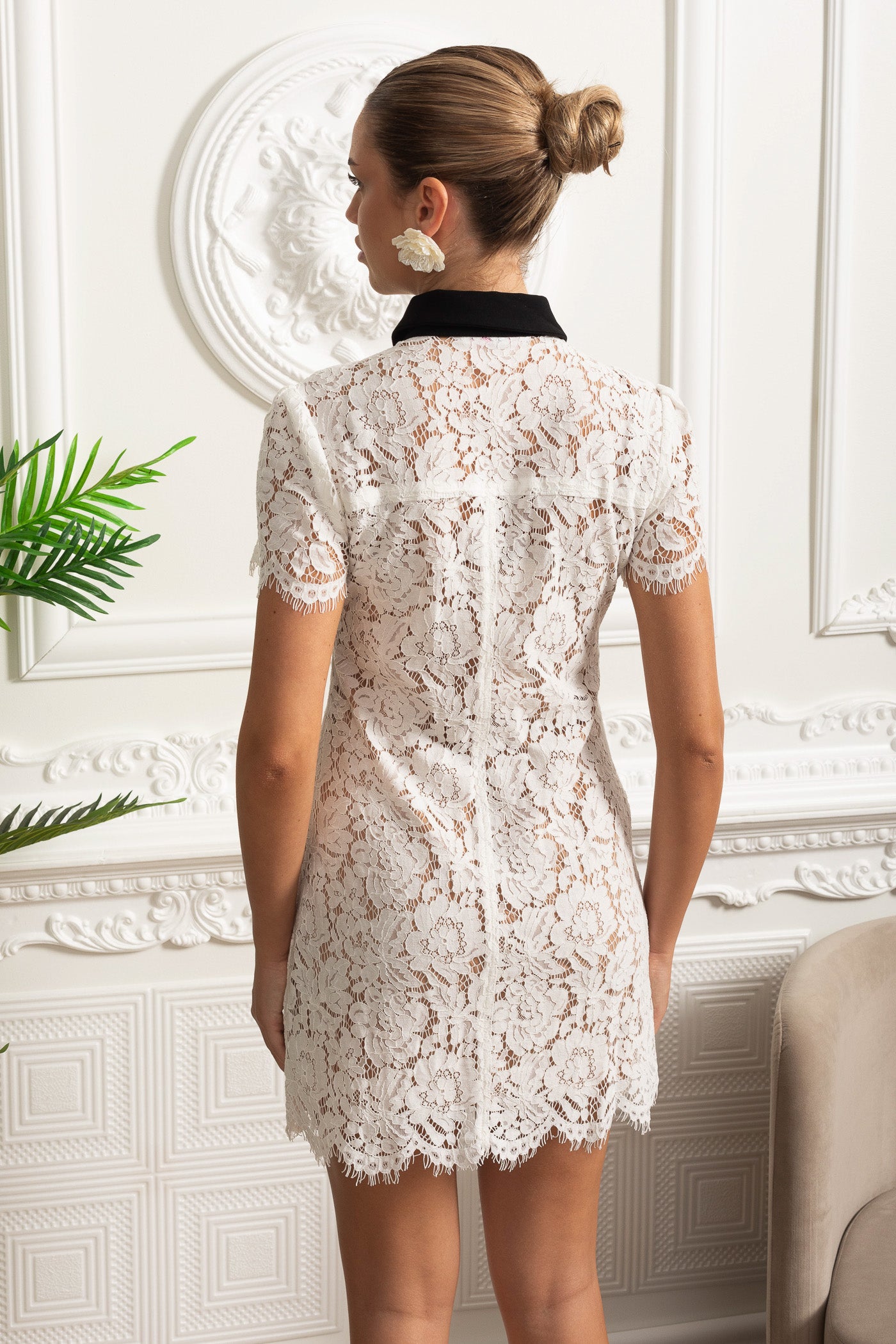 Robe Mini en Dentelle avec Col Noir Contrastant et Détails de Poche - Blanc 