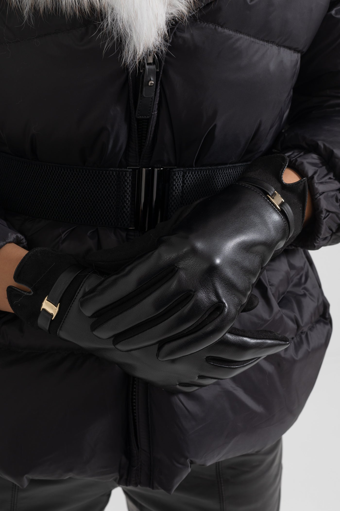 Gants en cuir vegan et daim avec détail boucle dorée - Noir 
