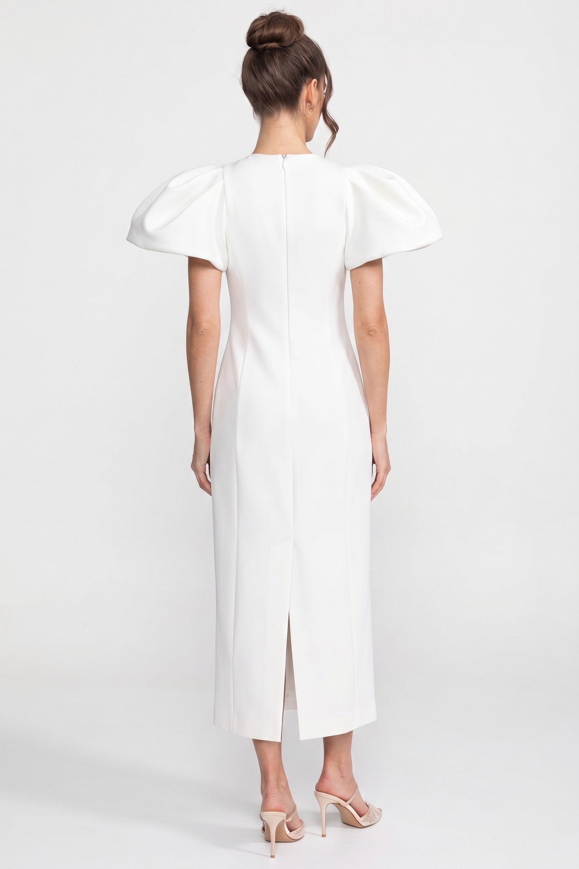 Robe longue structurée à épaules marquées avec appliqué floral iris en 3D - Blanc 