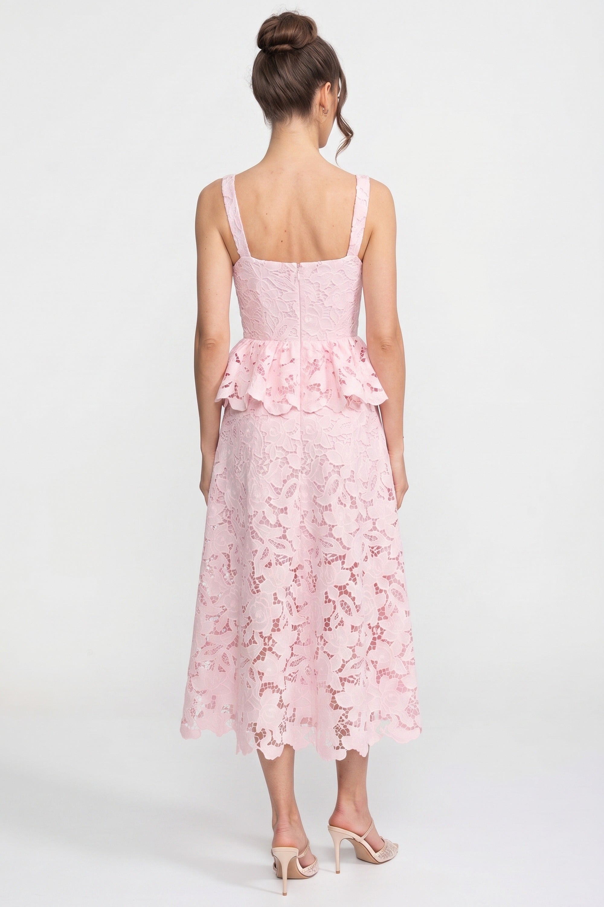Robe sans manches en dentelle avec peplum, jupe midi et boutons dorés - Rose 