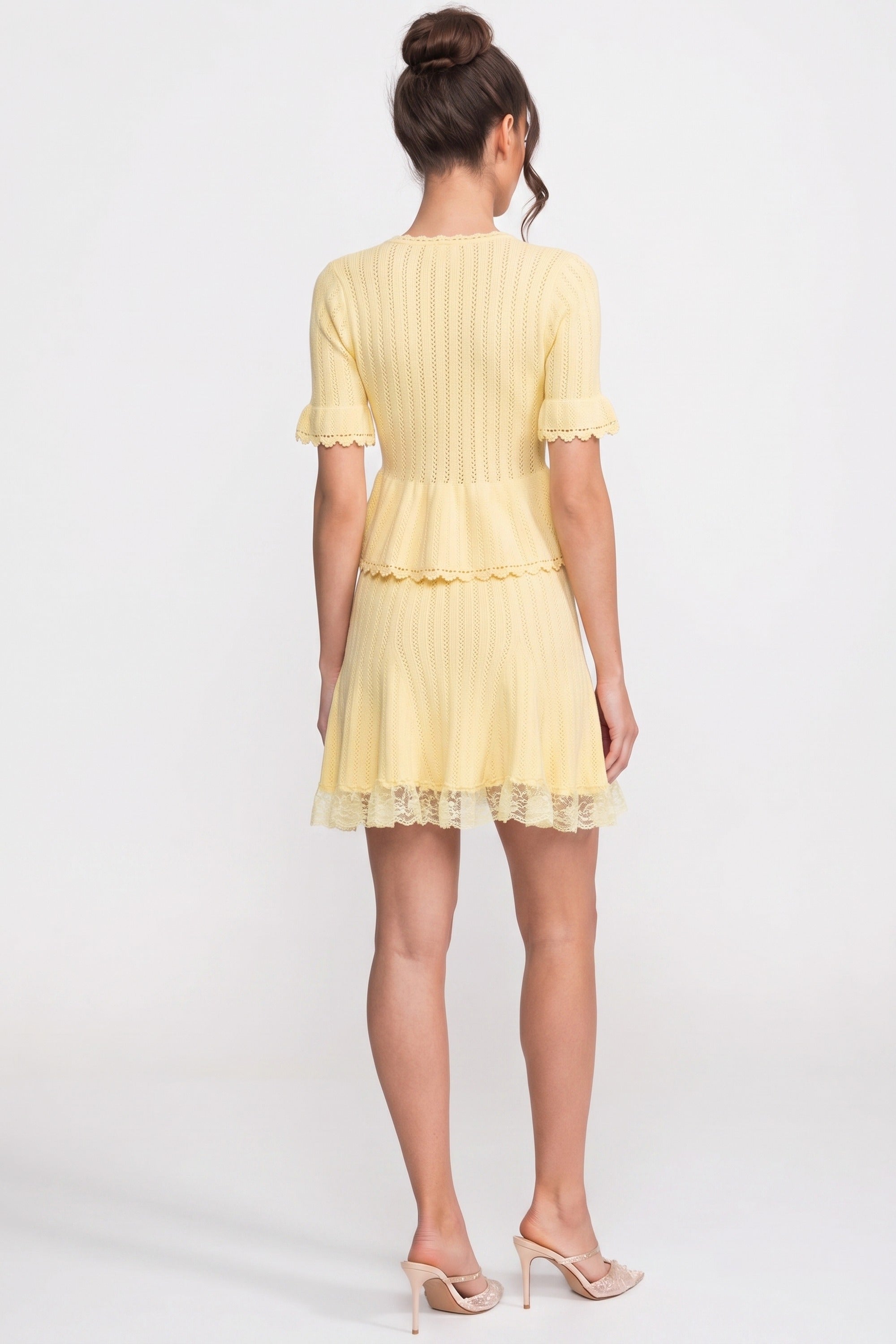 Robe mini en maille à basque avec col Peter Pan et ourlet en dentelle - Jaune 