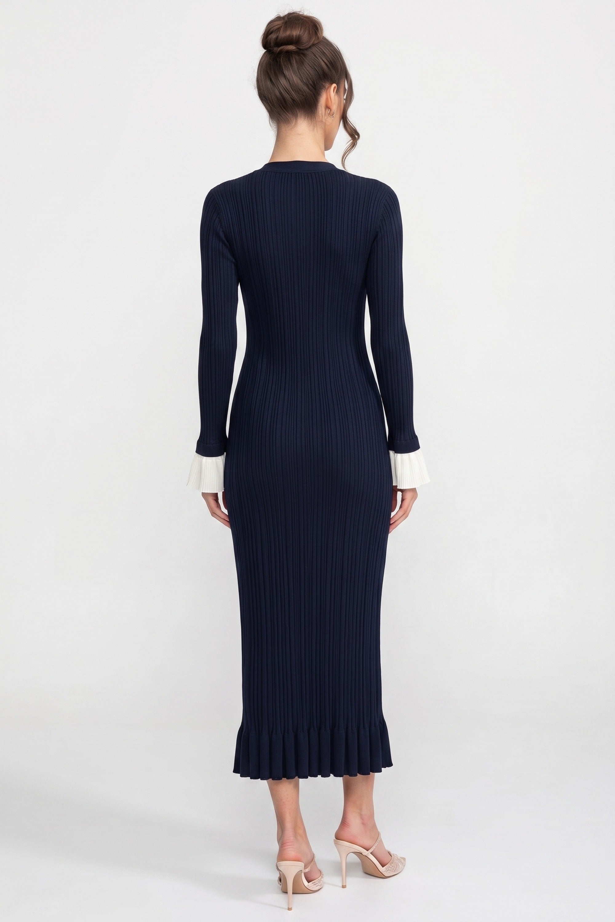 Robe longue en maille plissée à manches longues avec boutonnage sur le devant et poignets contrastants - Marine 