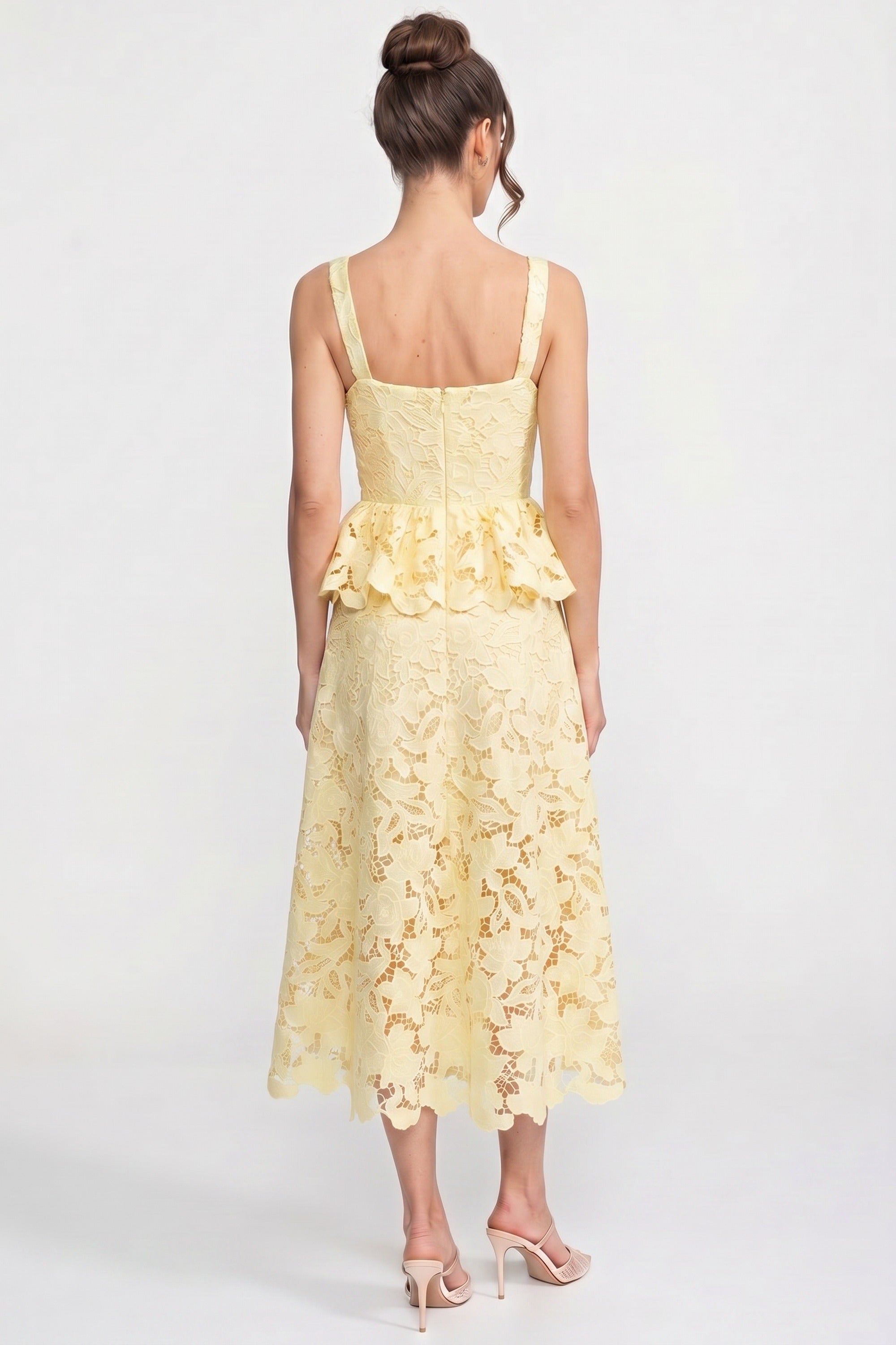 Robe sans manches en dentelle à basque avec jupe midi et boutons dorés - Jaune 
