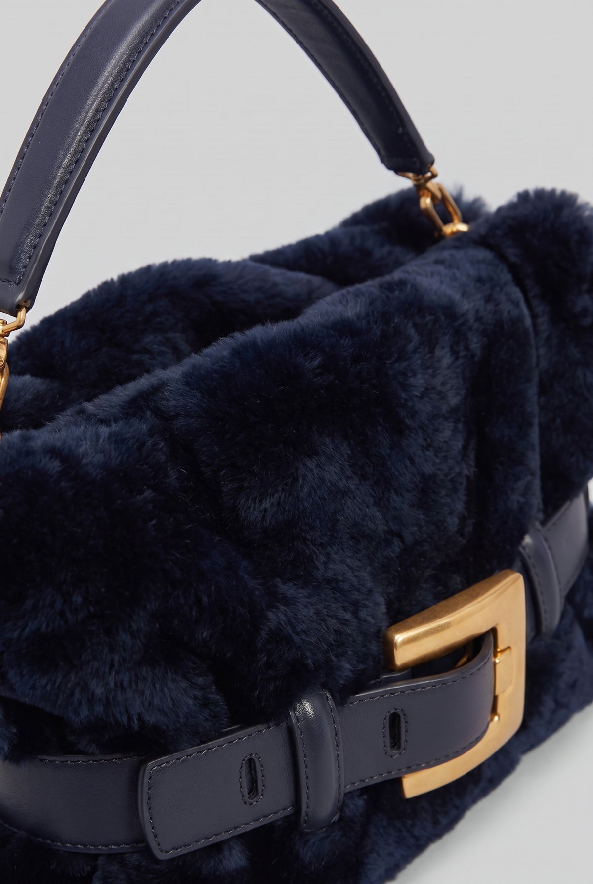 Sac à main en fausse fourrure avec détail boucle de ceinture – bleu foncé 