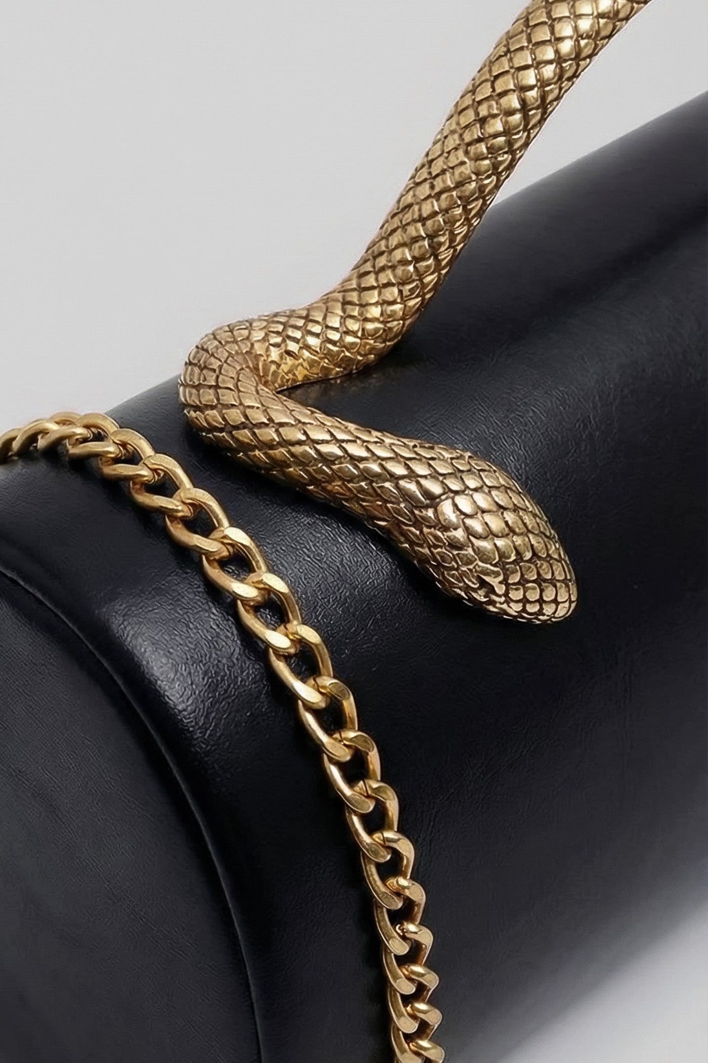 Pochette structurée avec poignée serpent et chaîne dorée – Noir 