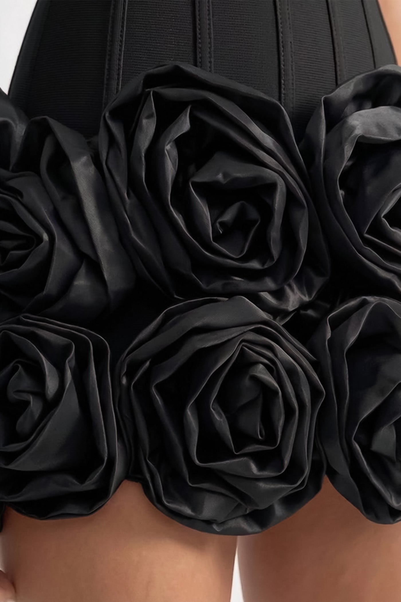 Robe courte corset à dos nu avec ourlet à rose 3D – Noir 