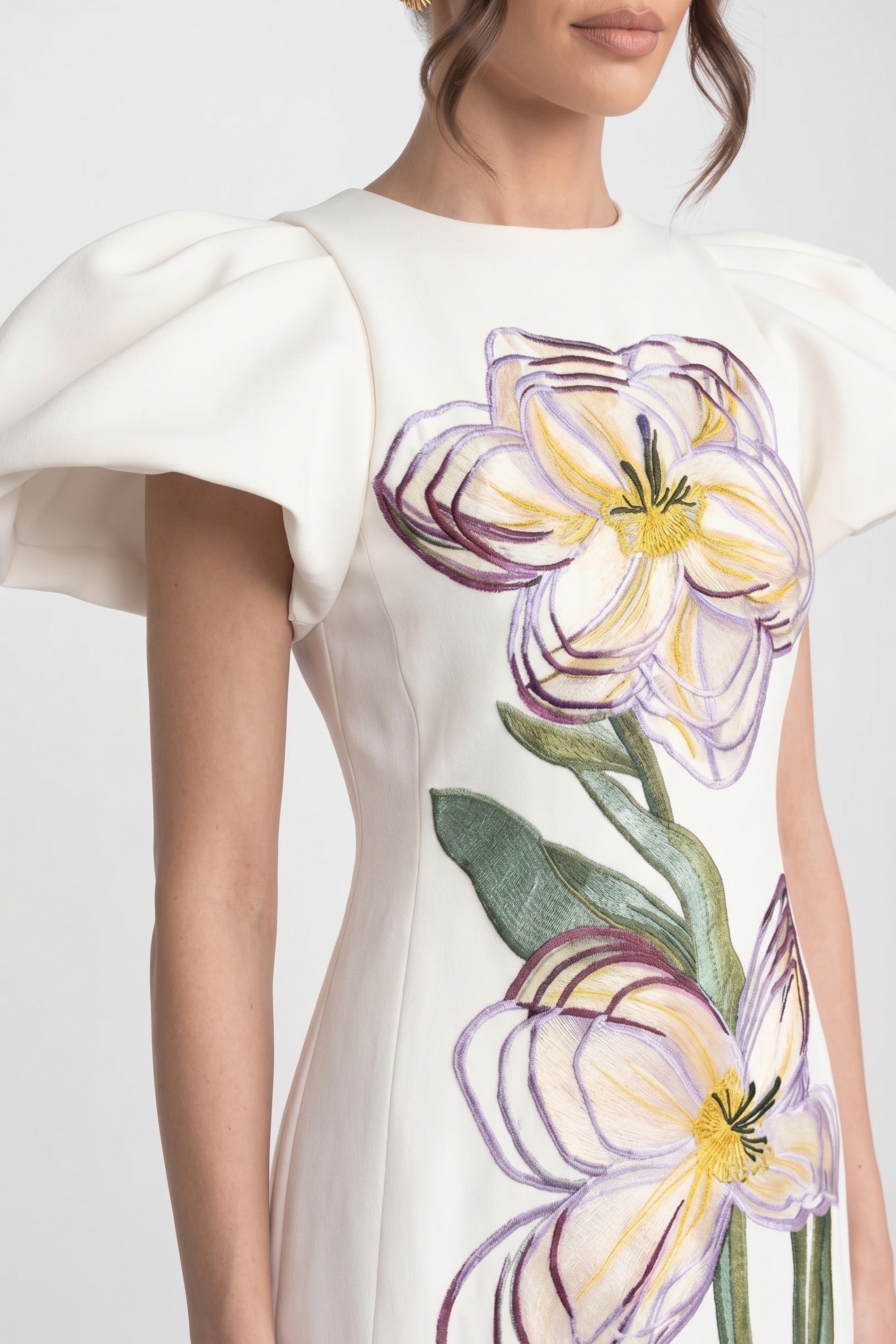 Robe longue structurée à épaules marquées avec appliqué floral iris en 3D - Blanc 