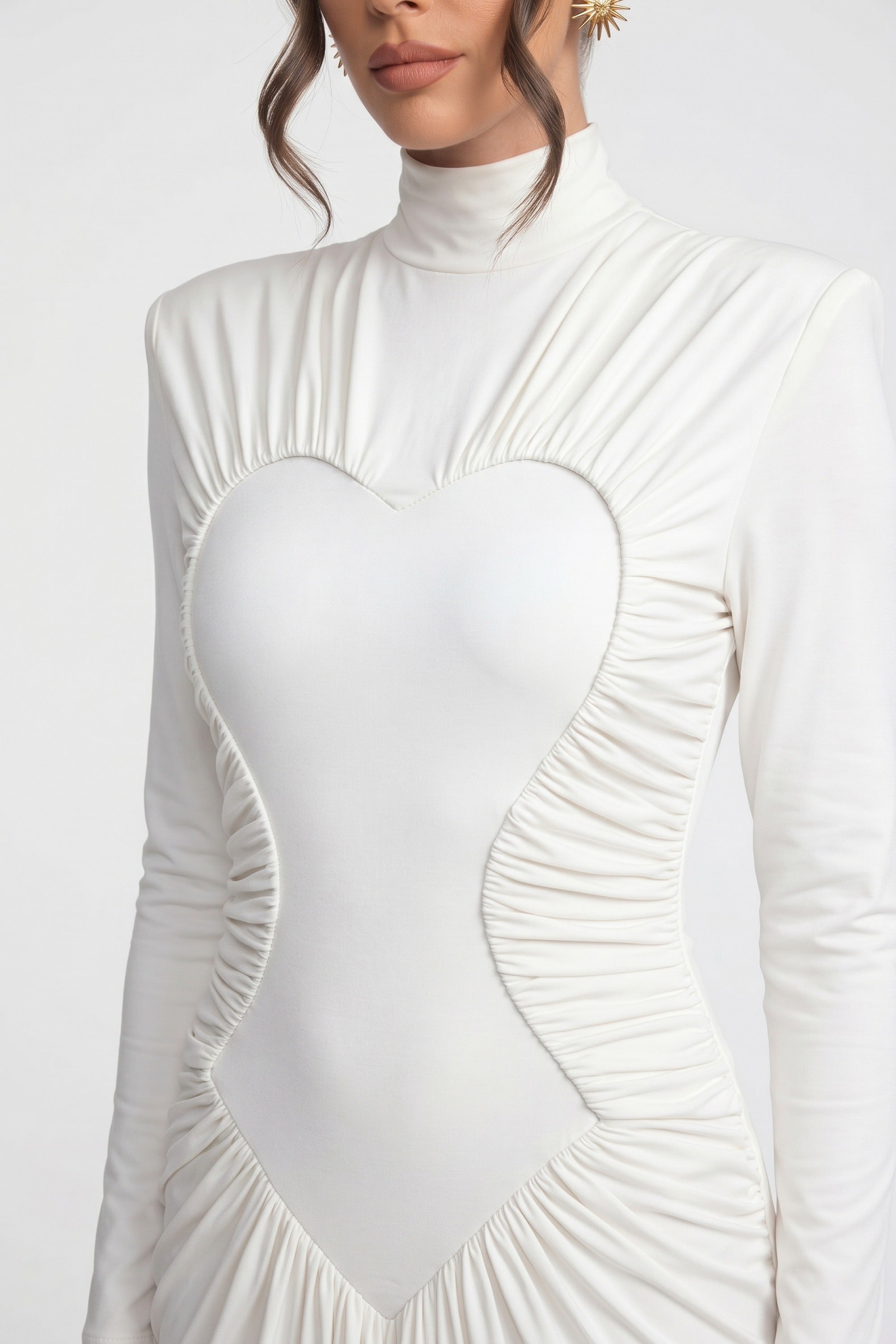 Robe sirène froncée à col montant et manches longues avec drapé diagonal - blanc 